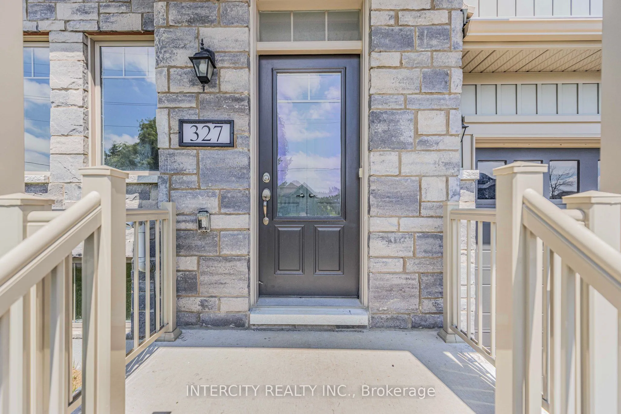 327 Quebec Street