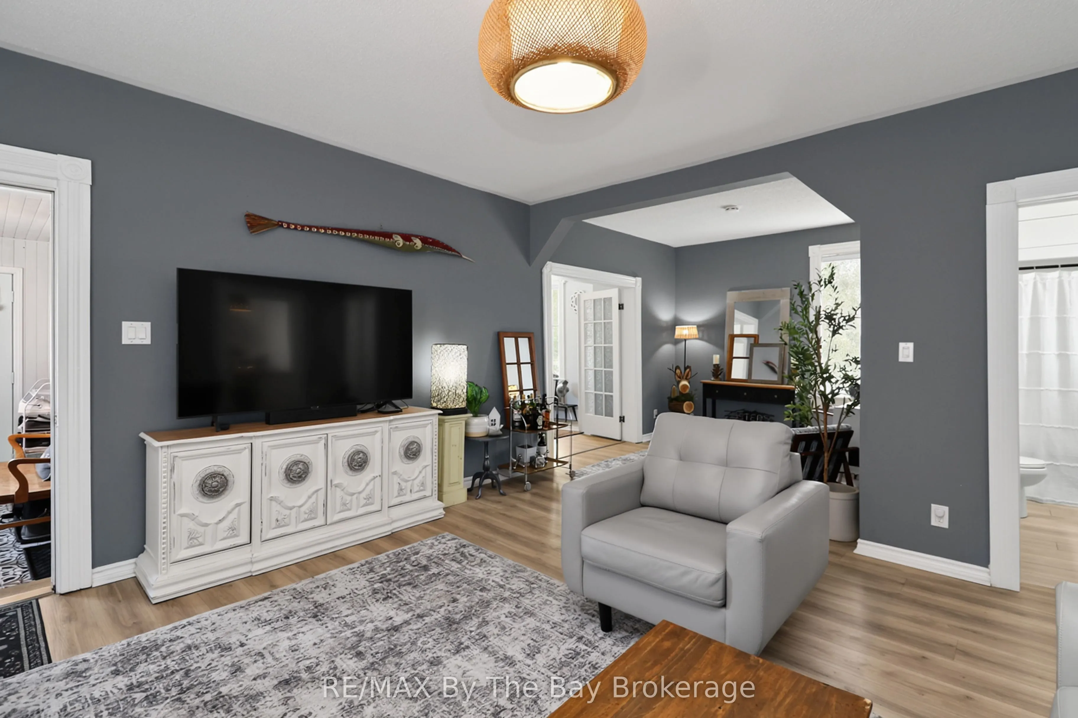 87 Queen Street W