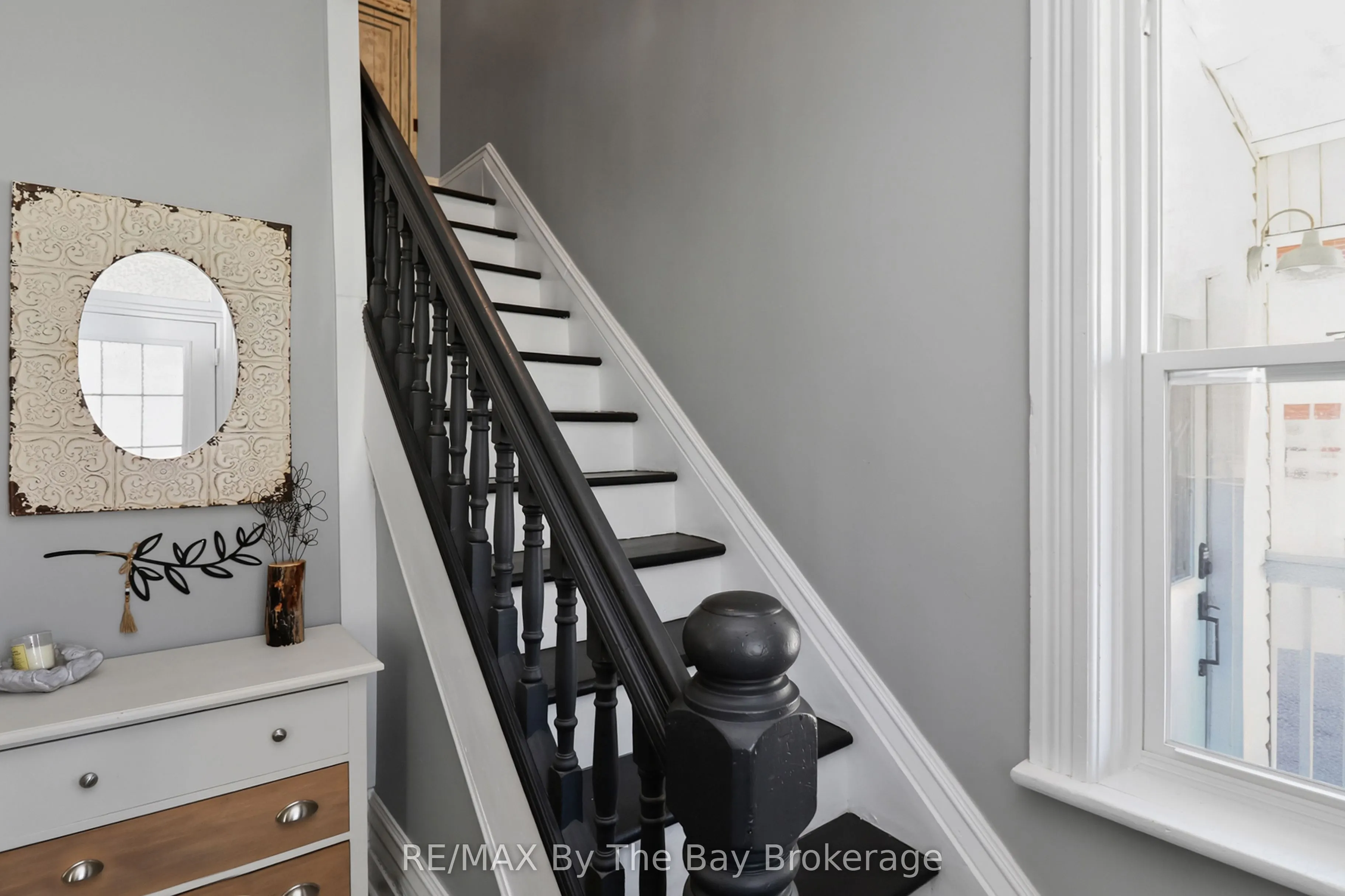 87 Queen Street W