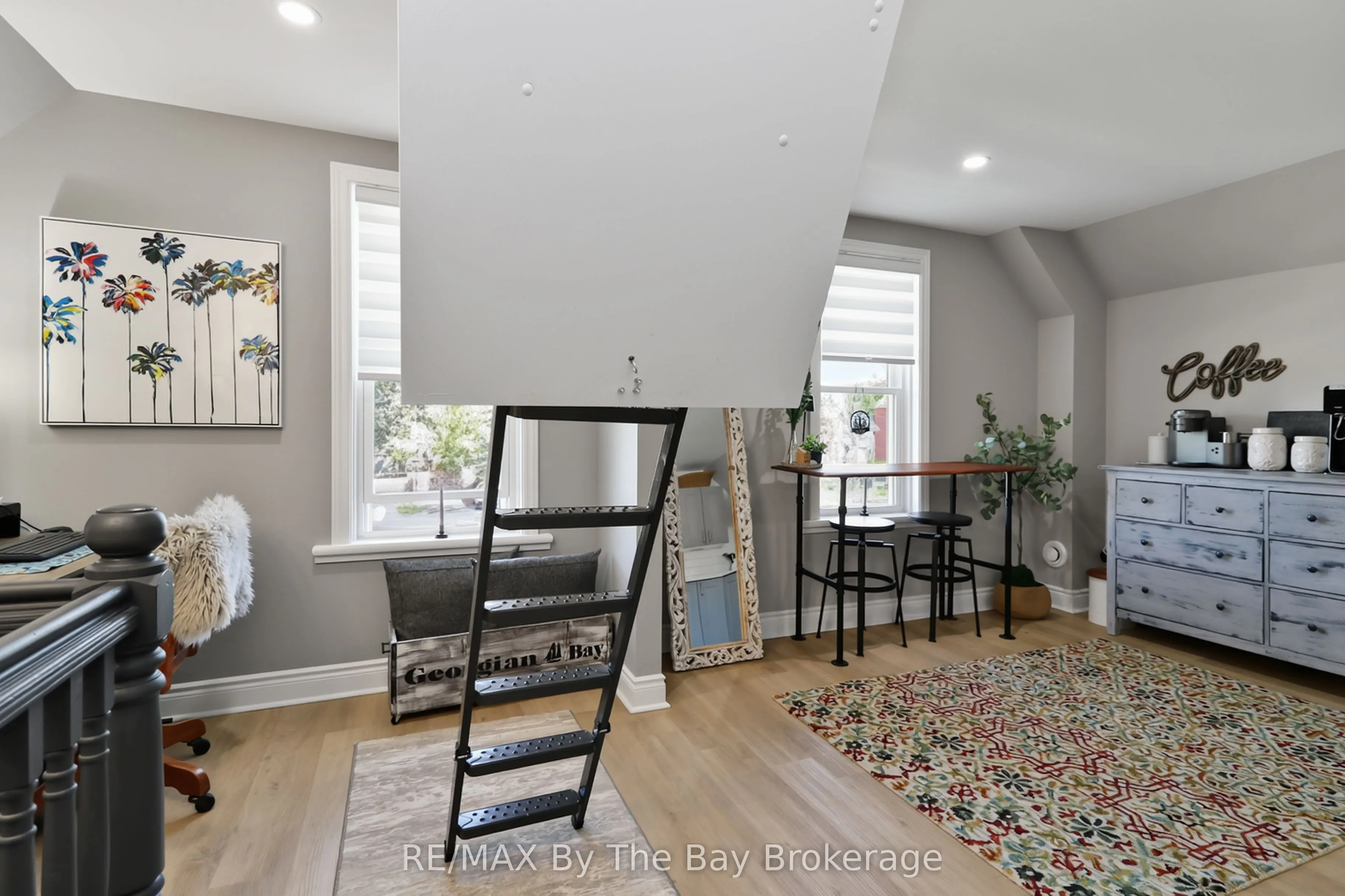 87 Queen Street W