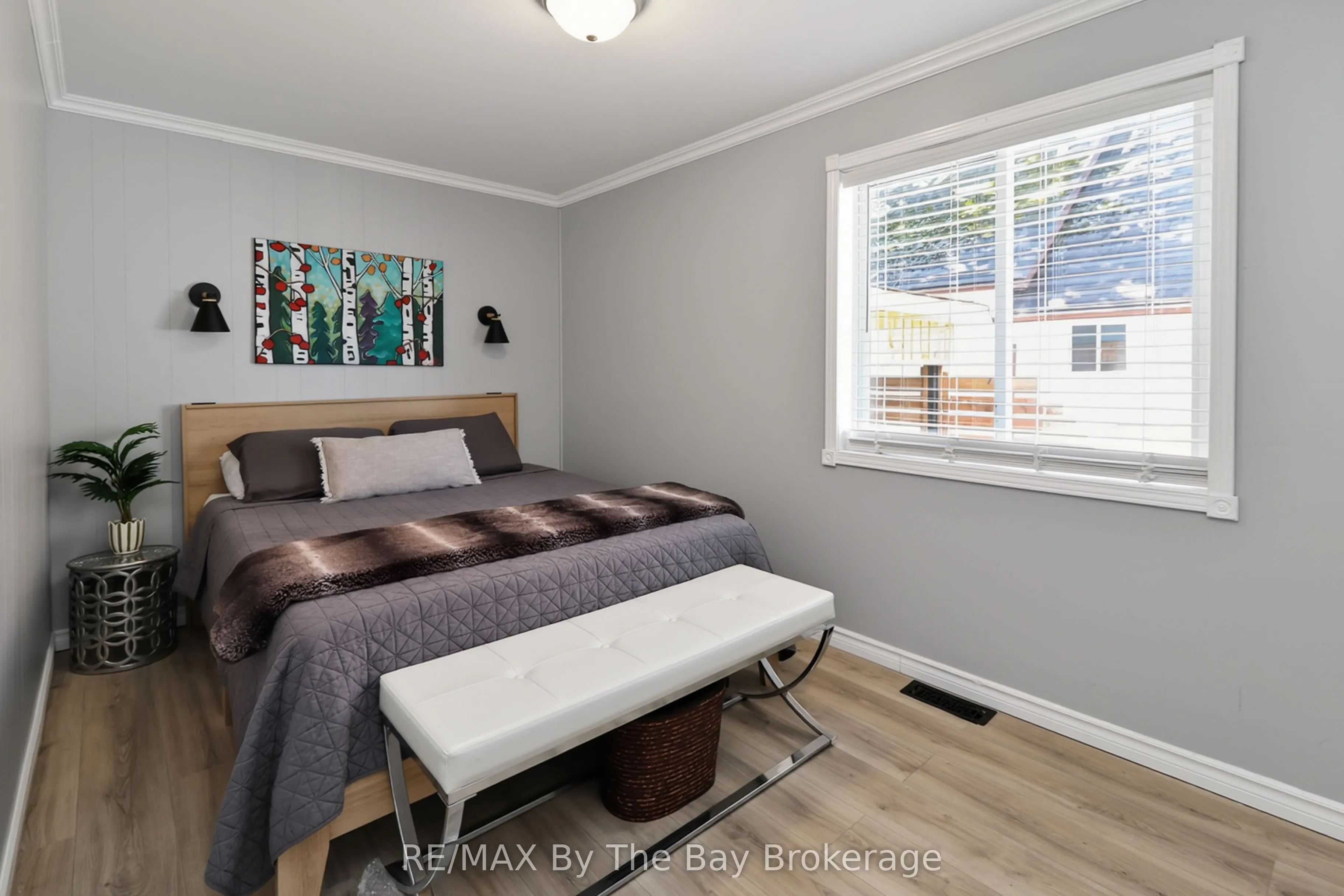 87 Queen Street W