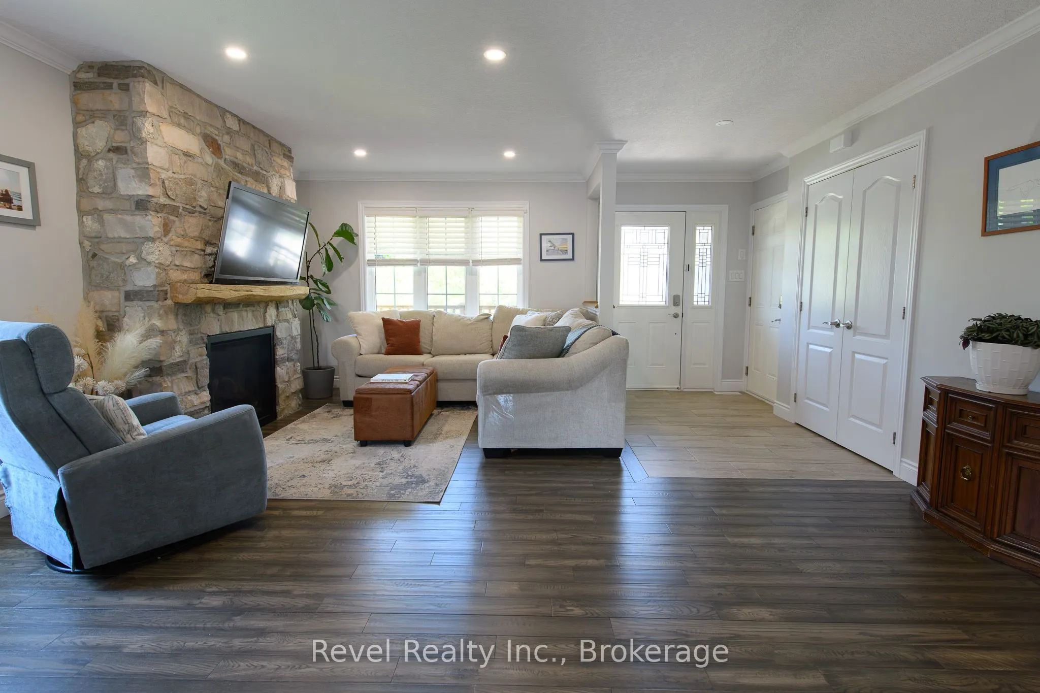 37 Marilyn Avenue N