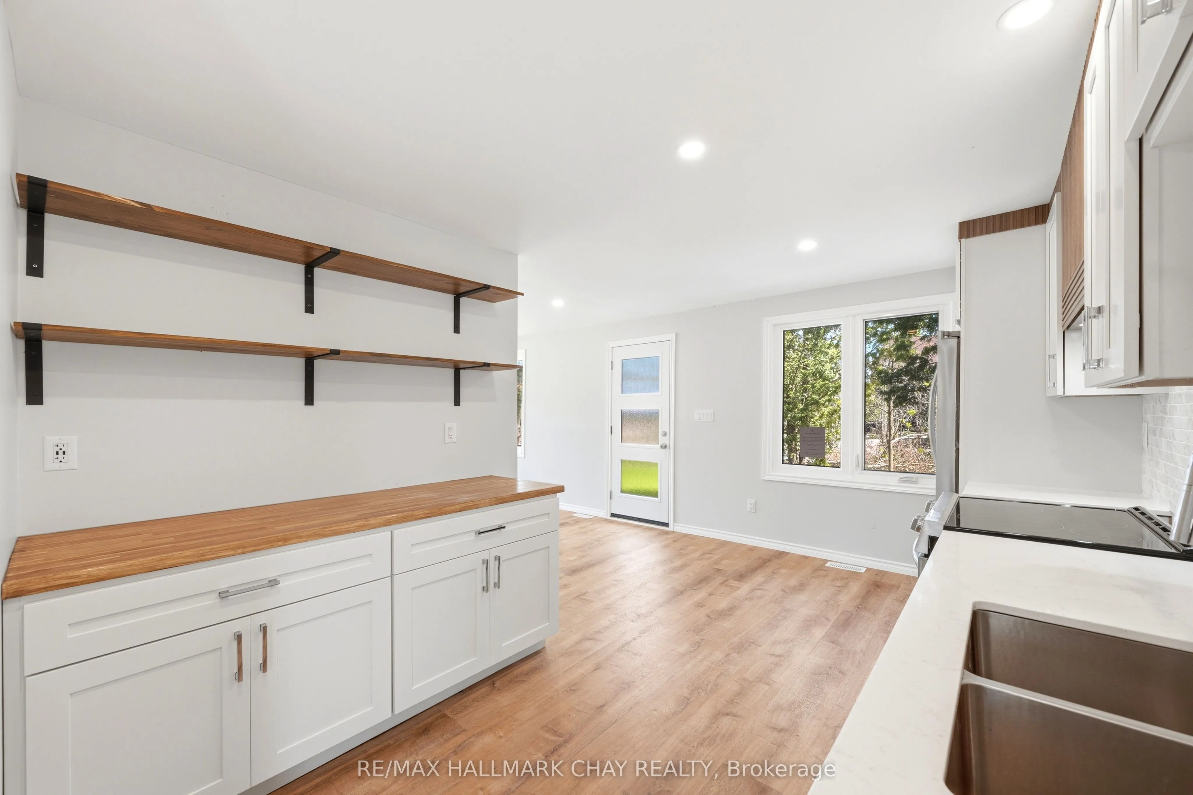 71 Lakeshore Road E