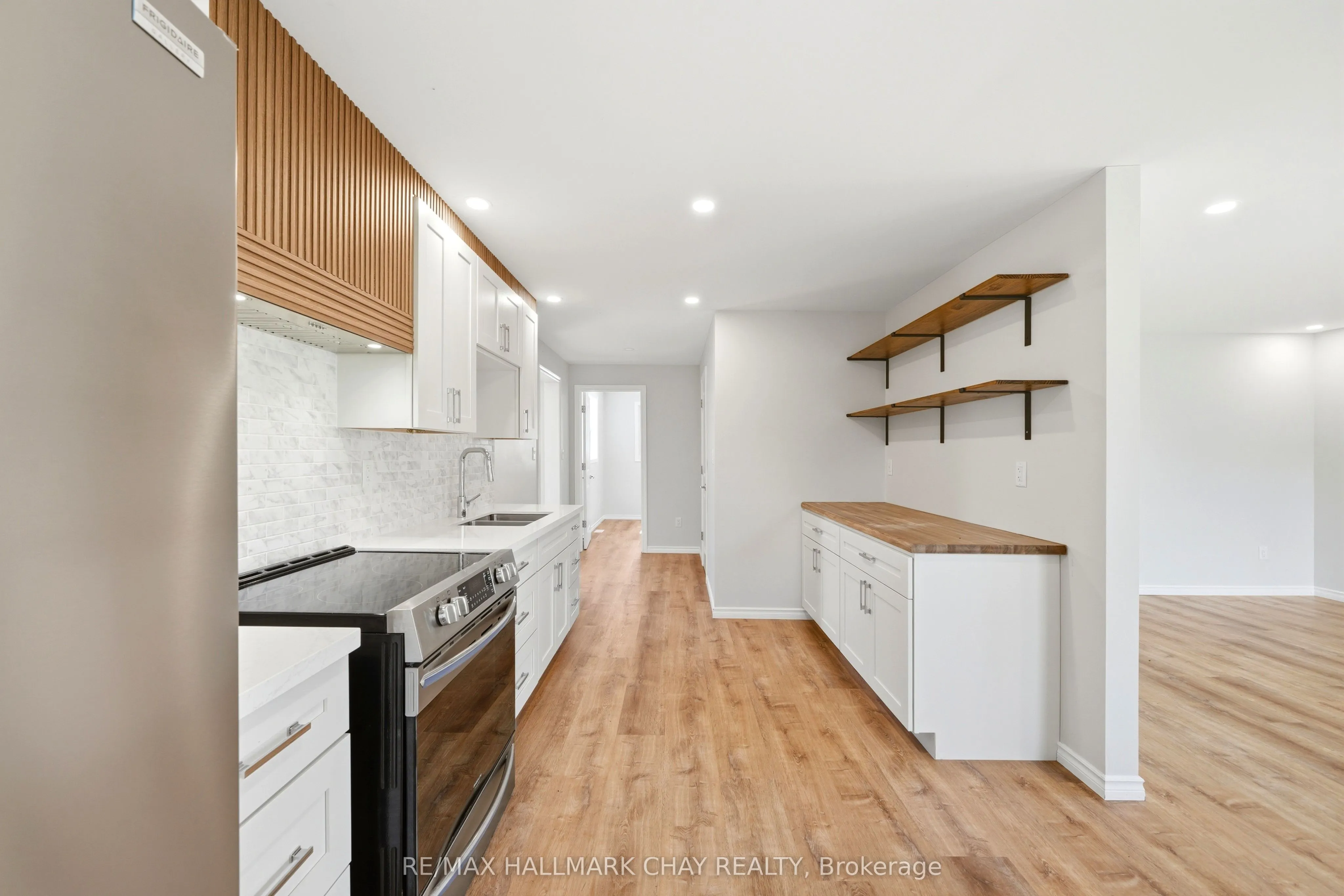 71 Lakeshore Road E