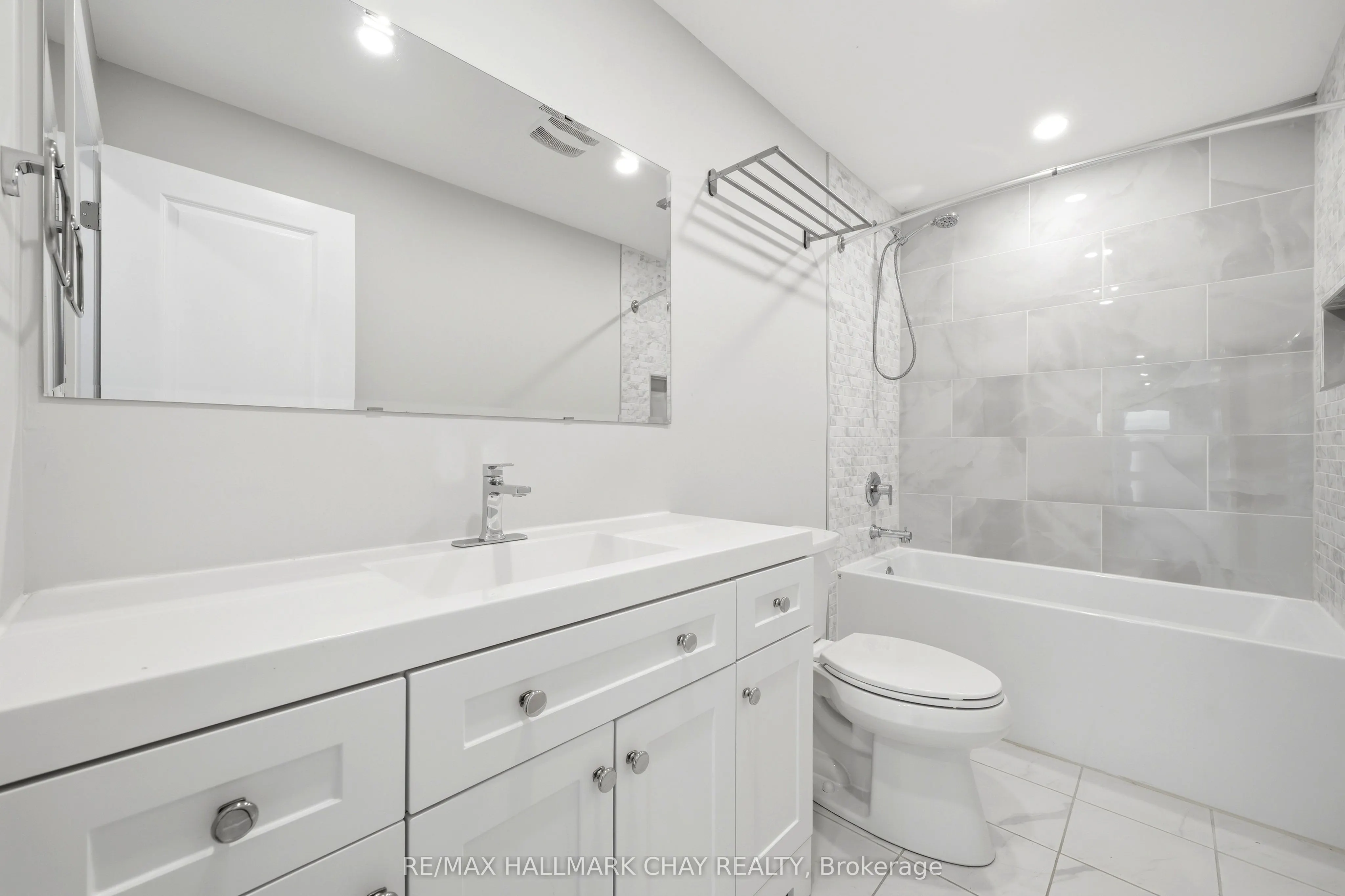 71 Lakeshore Road E