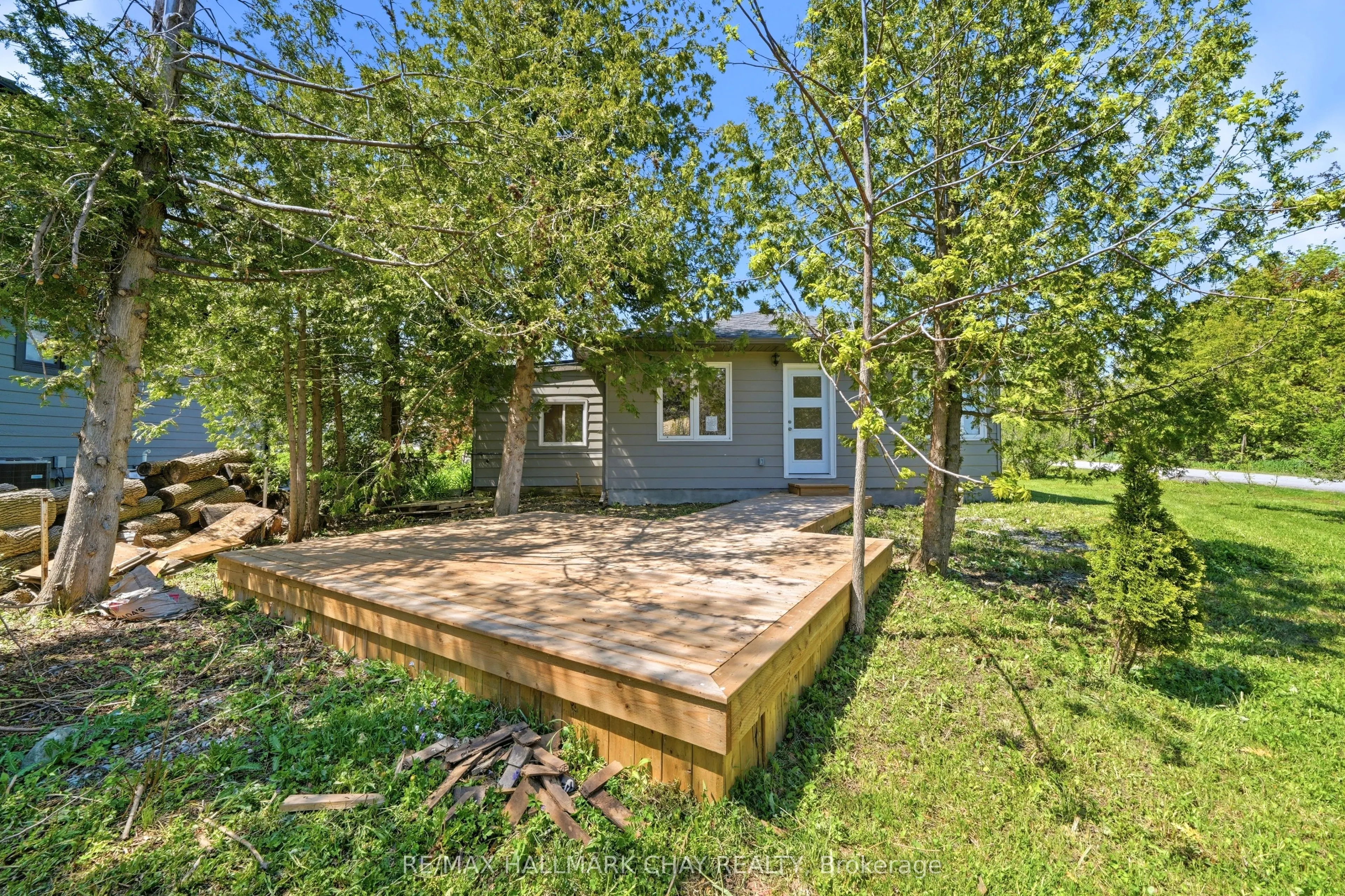 71 Lakeshore Road E