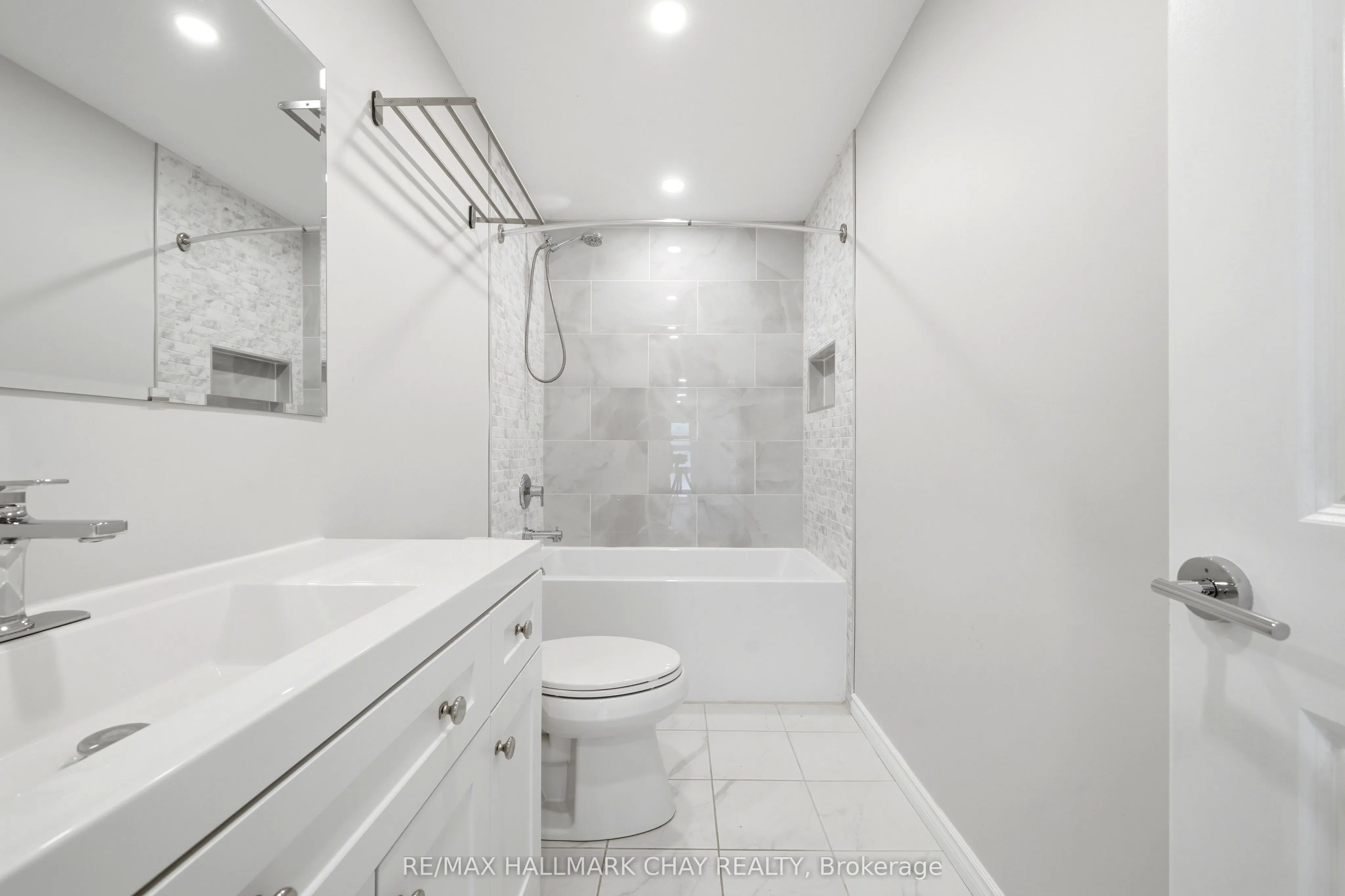 71 Lakeshore Road E