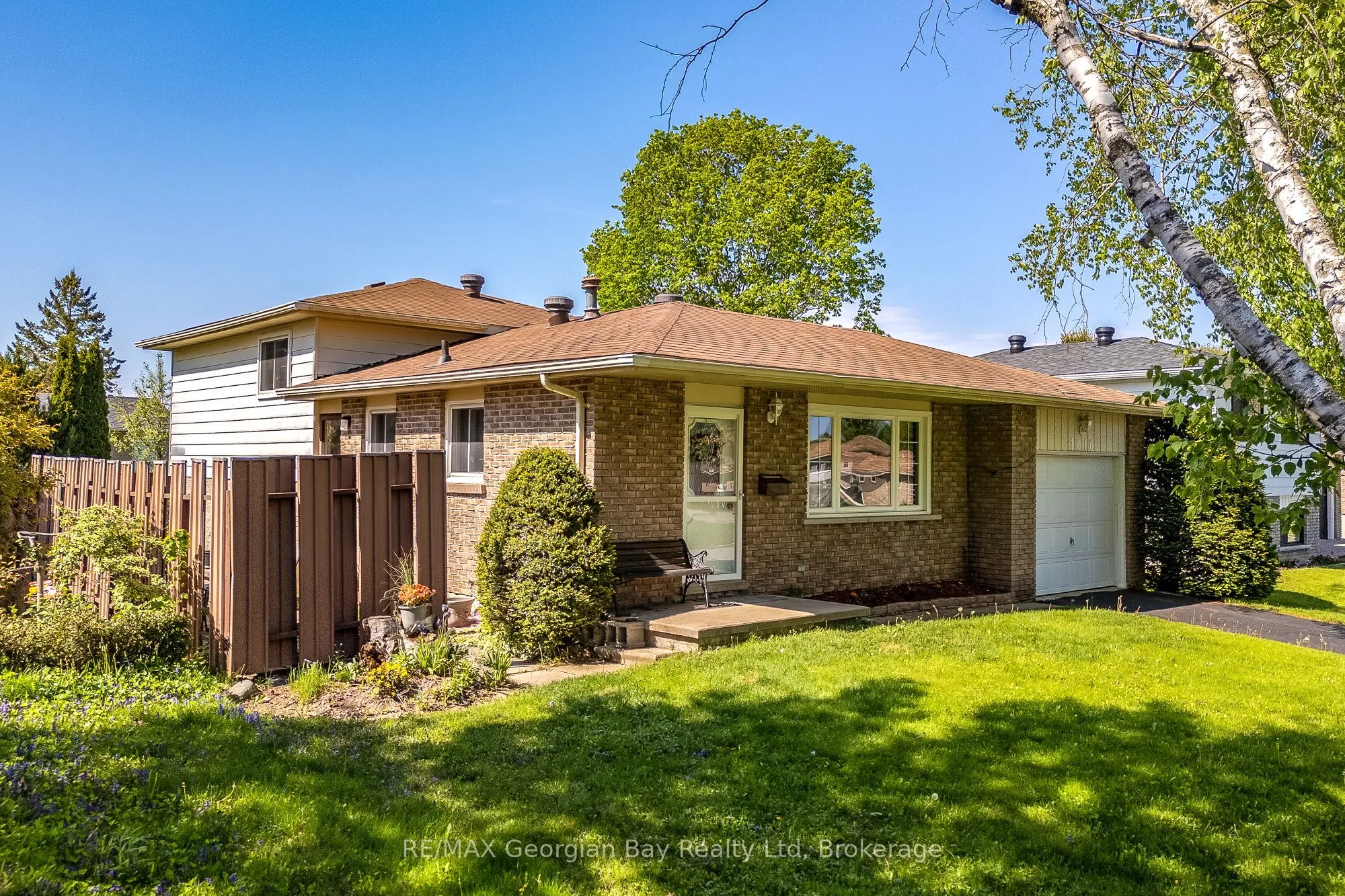 1010 Glen Eagles Crescent