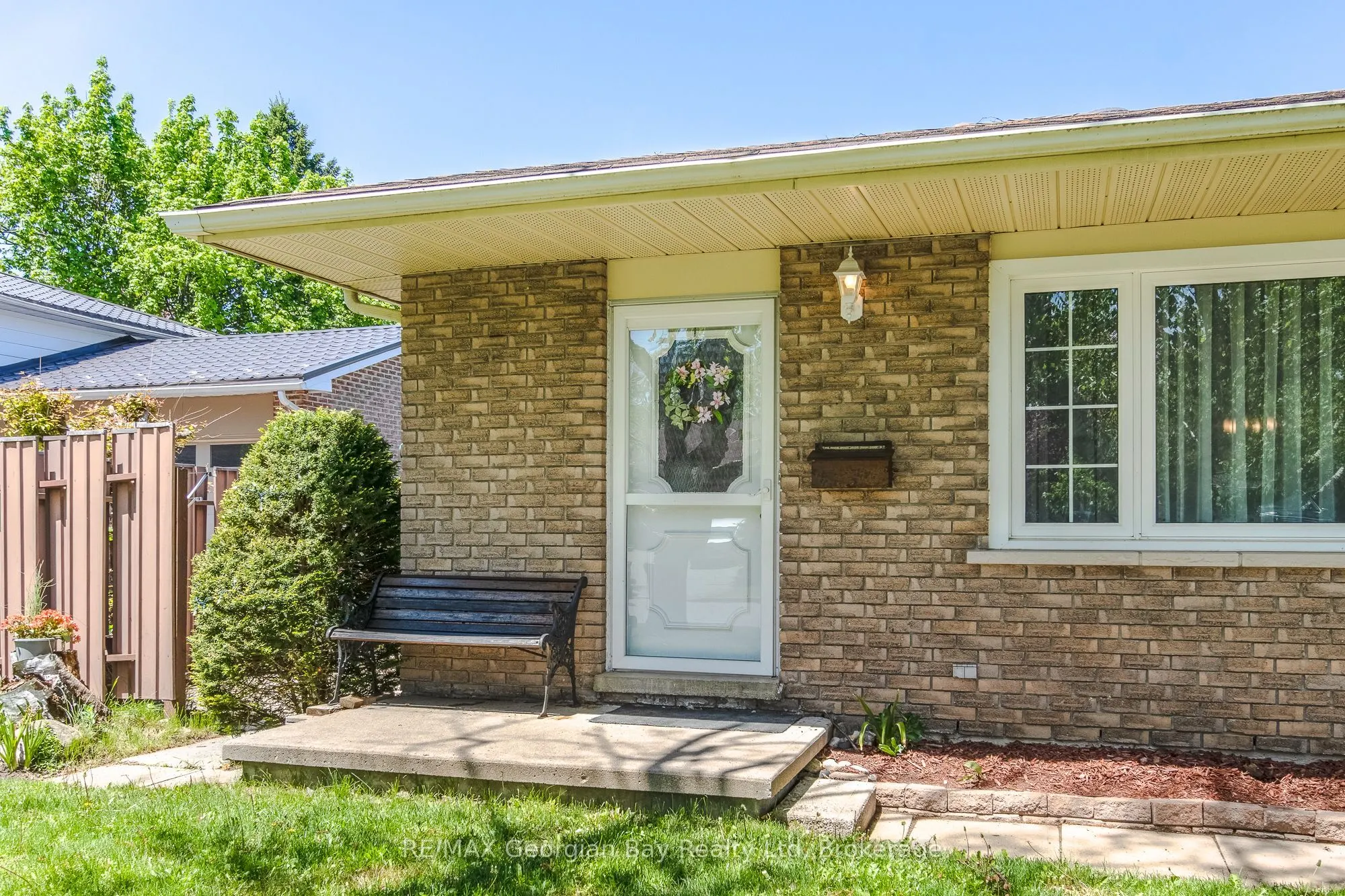1010 Glen Eagles Crescent