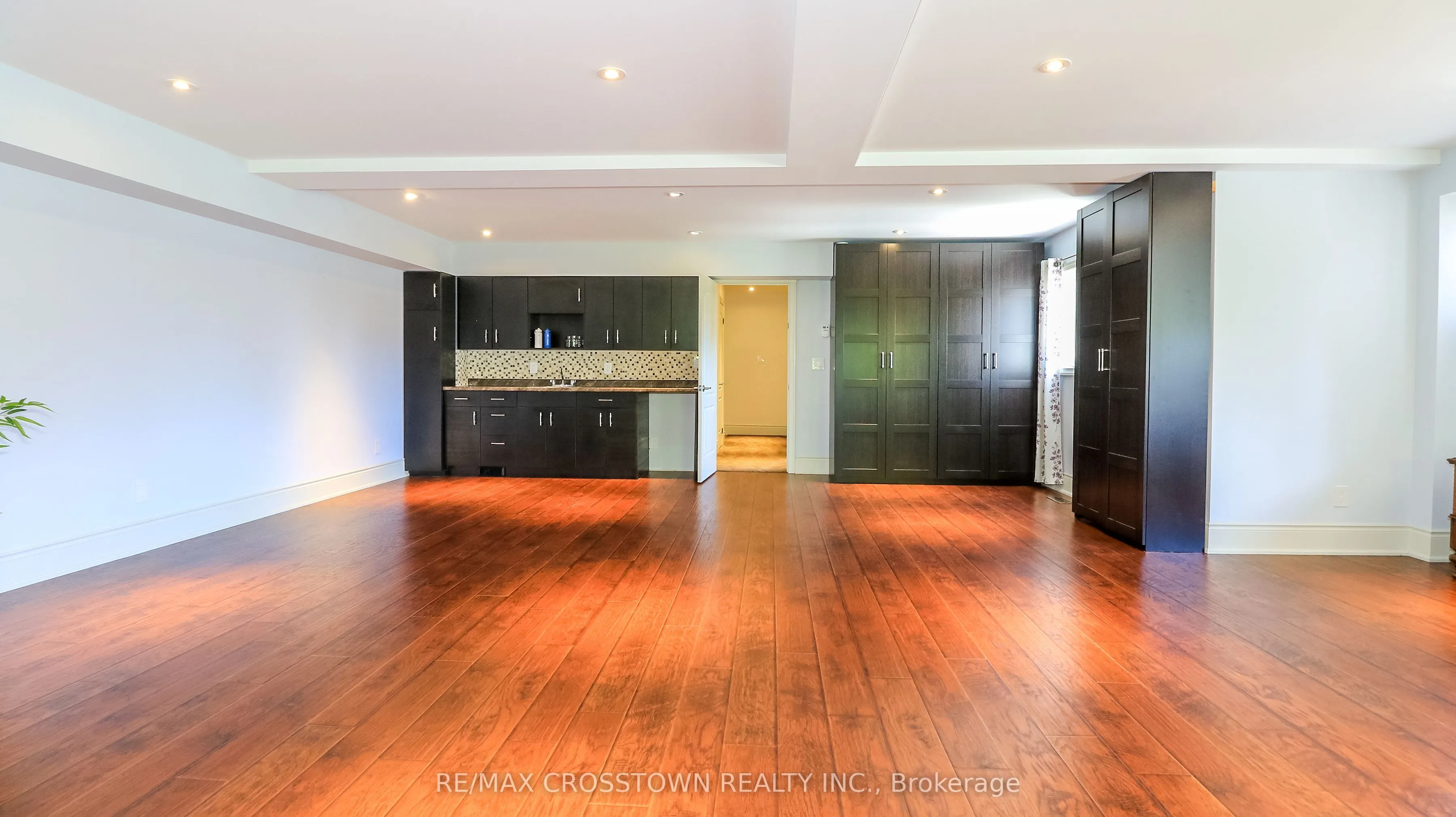 183 Lakeshore Road W