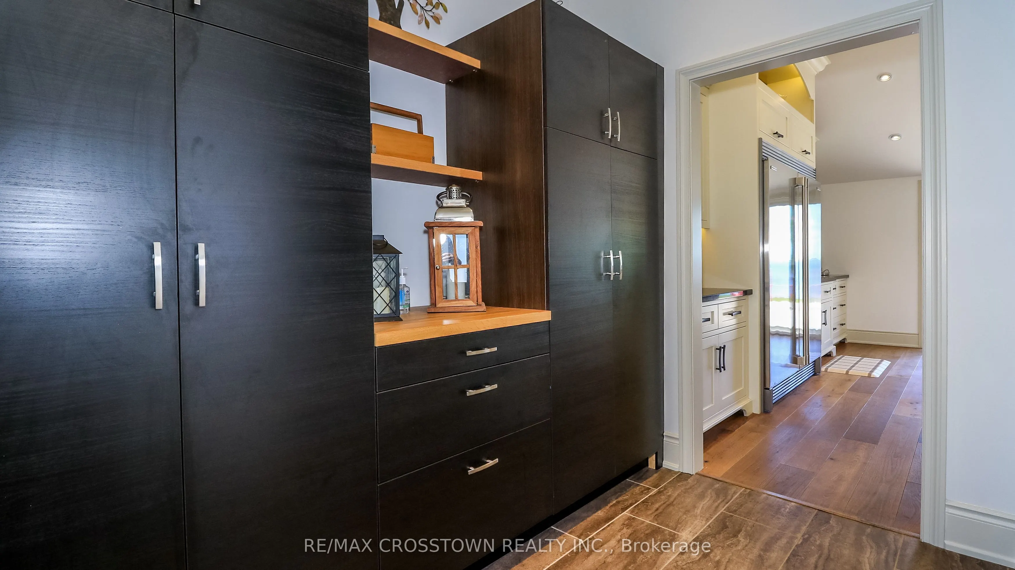 183 Lakeshore Road W