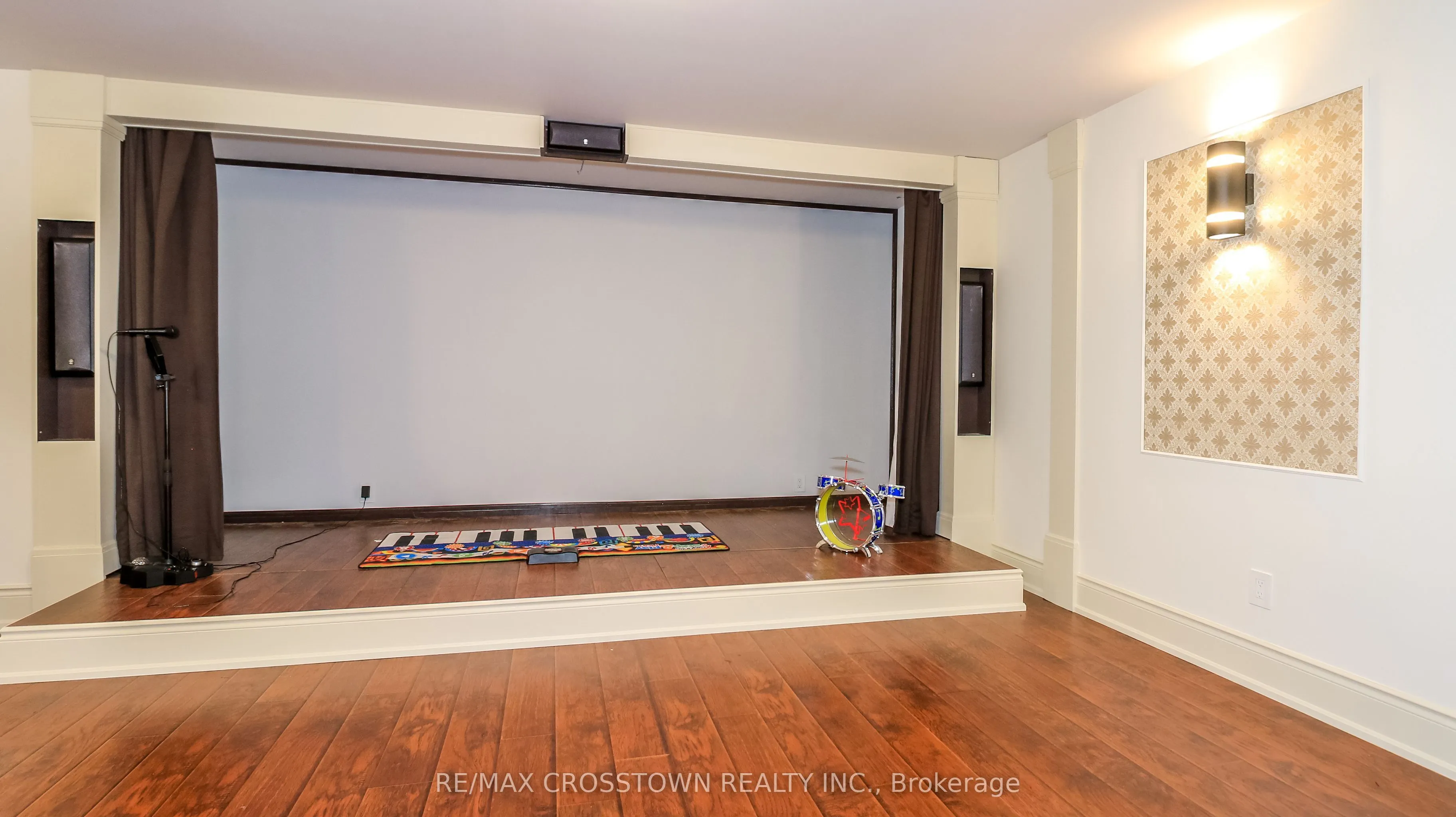 183 Lakeshore Road W