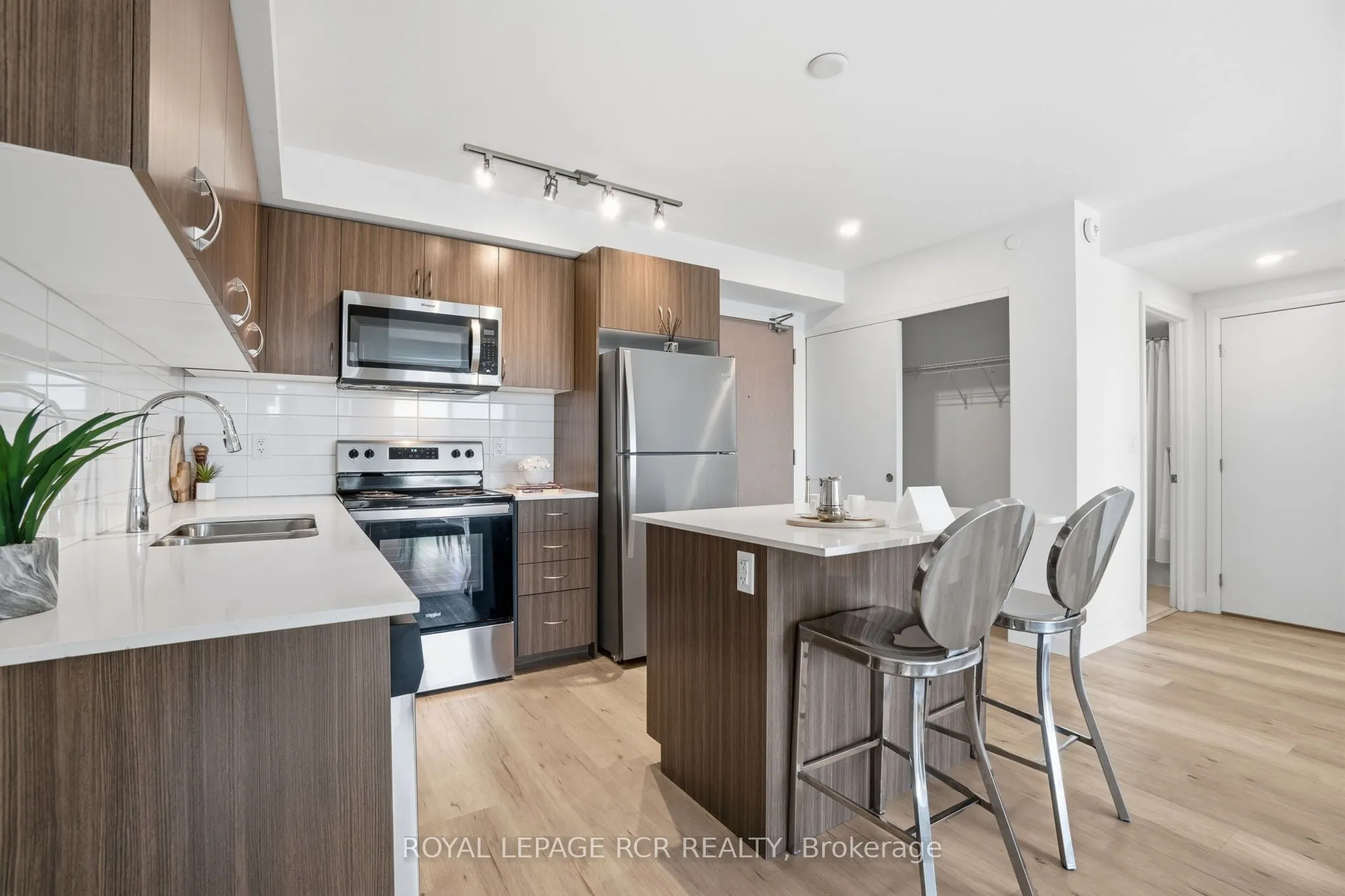 58 Lakeside Terrace #808