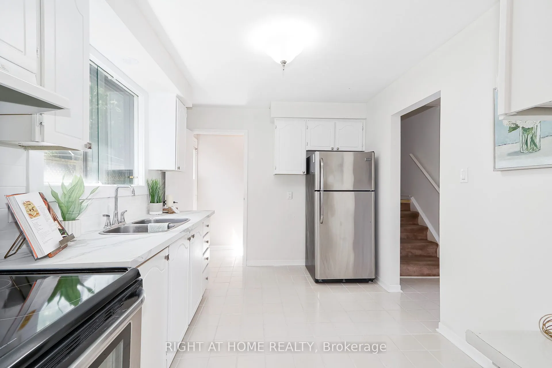 1059 Glen Mhor Crescent