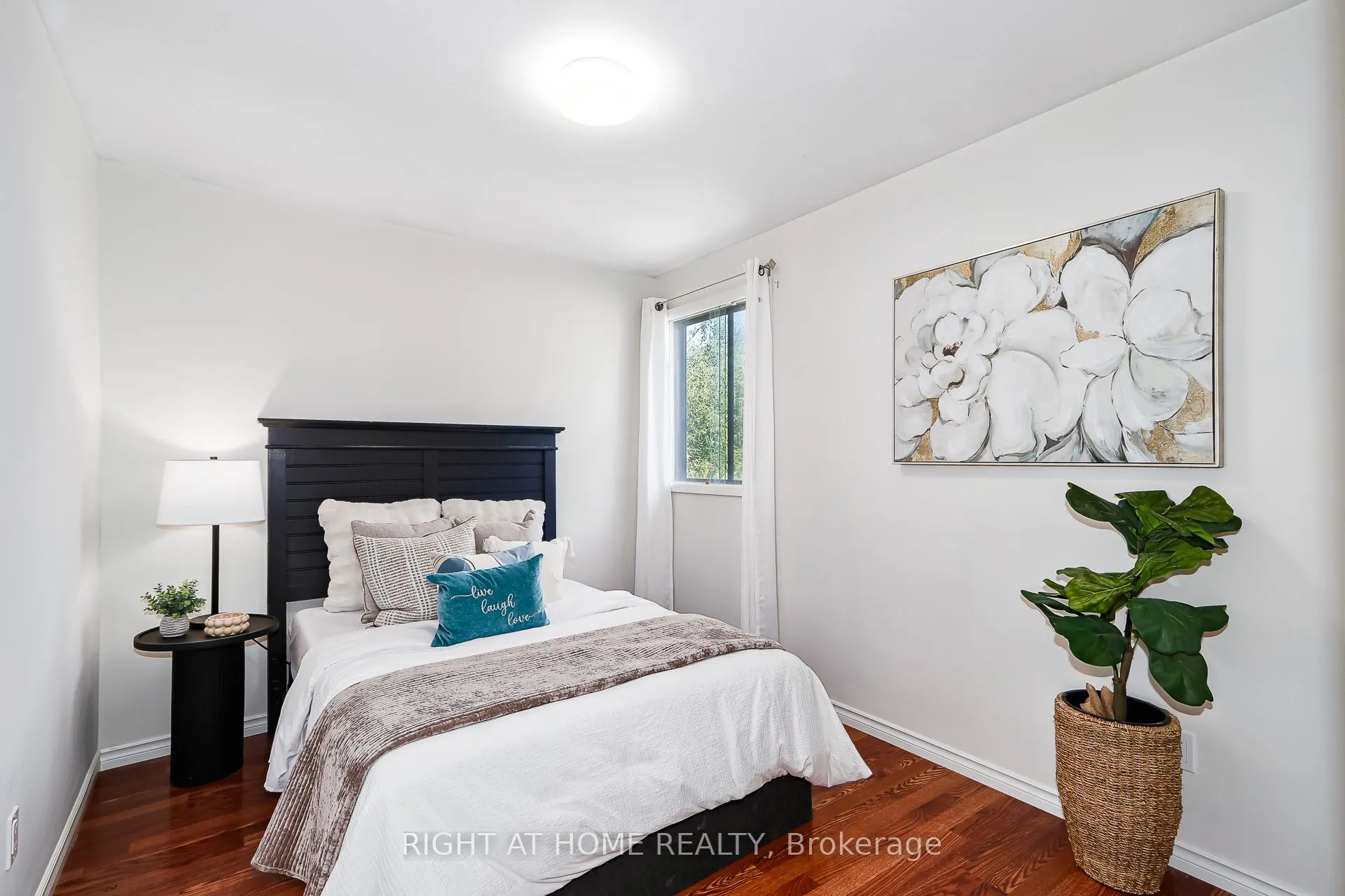 1059 Glen Mhor Crescent
