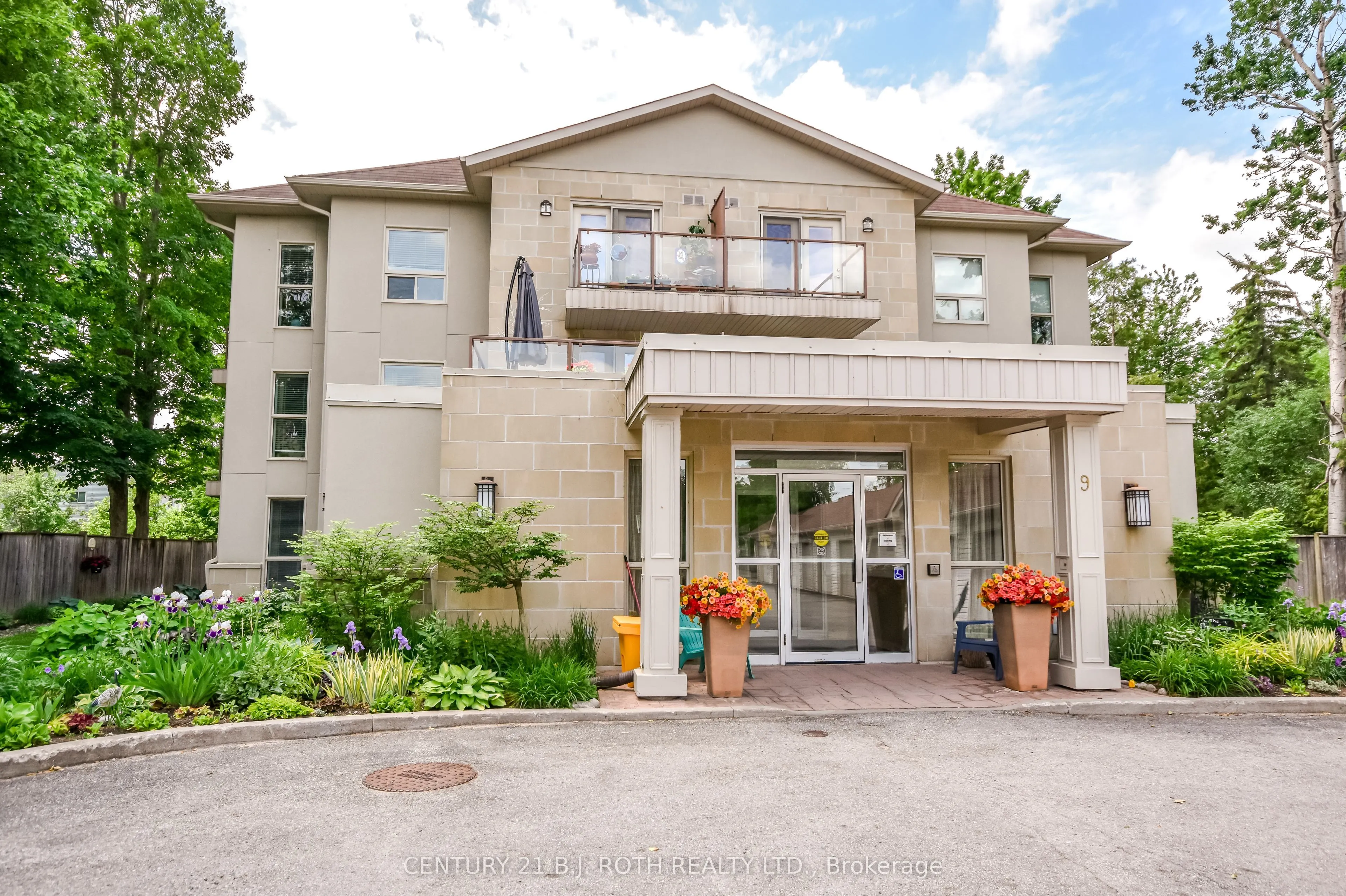 9 Westmount Drive S #Unit 302