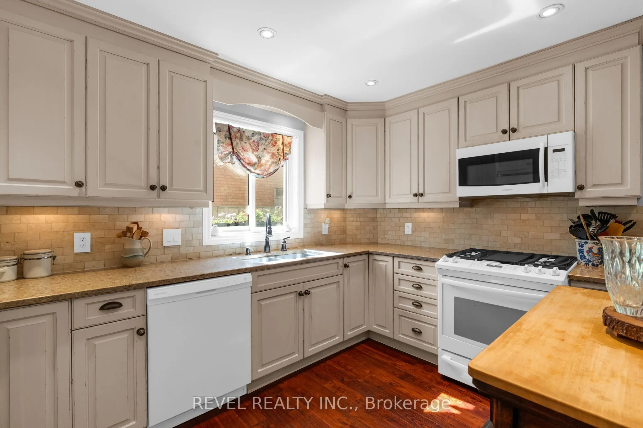 33 Falling Brook Drive