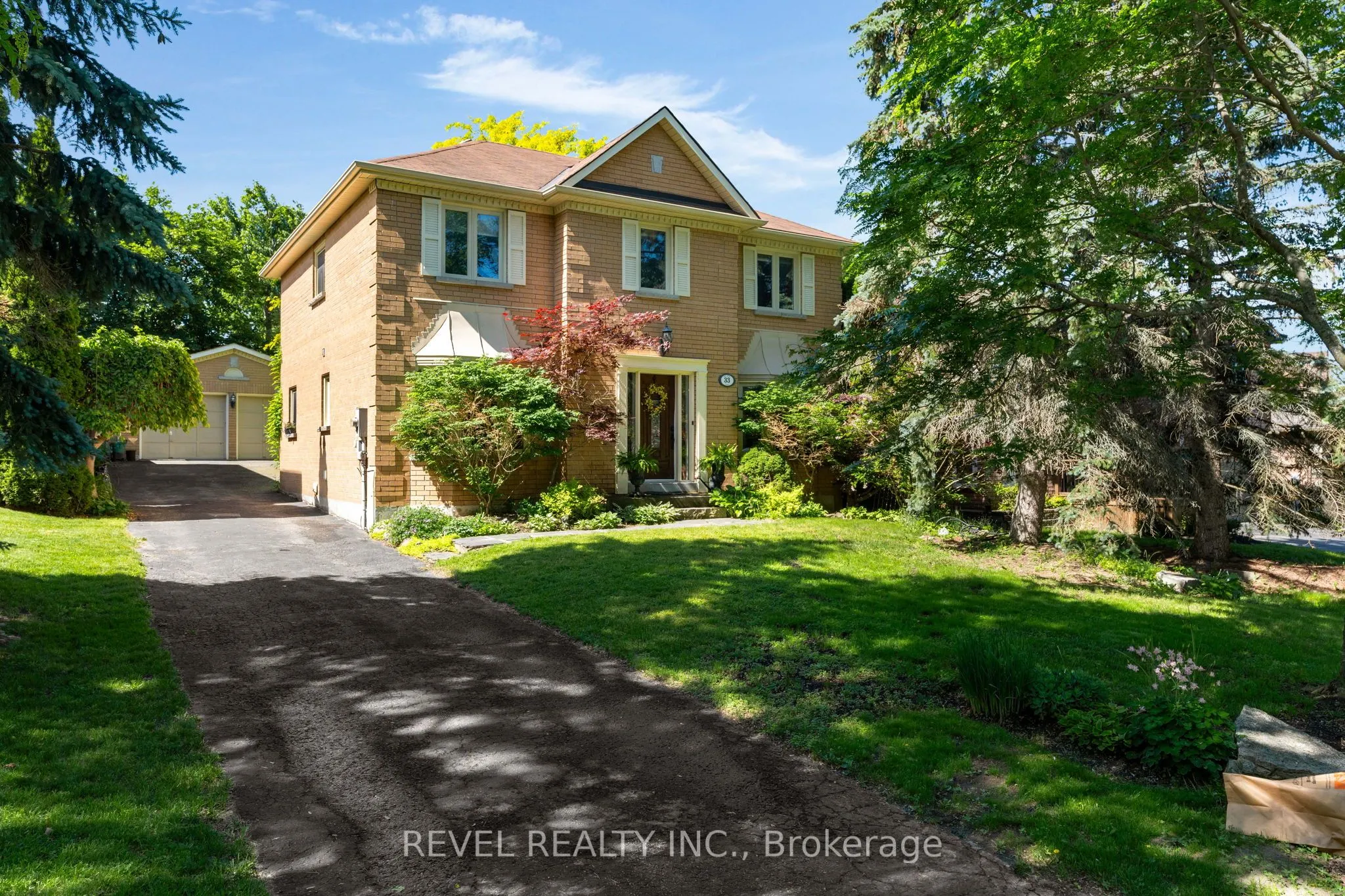 33 Falling Brook Drive
