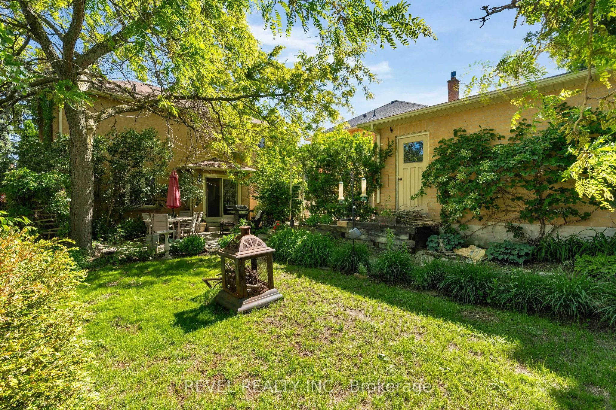 33 Falling Brook Drive