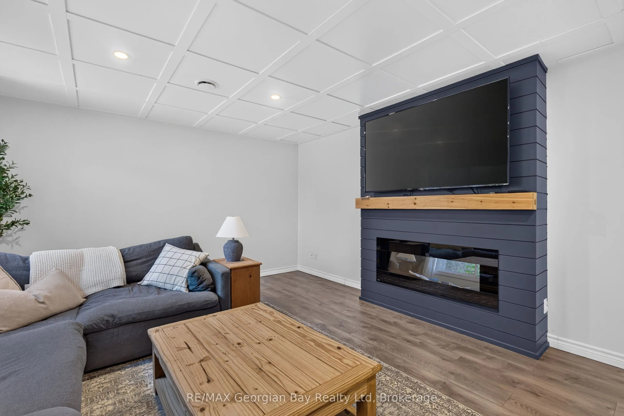 1005 Dina Crescent