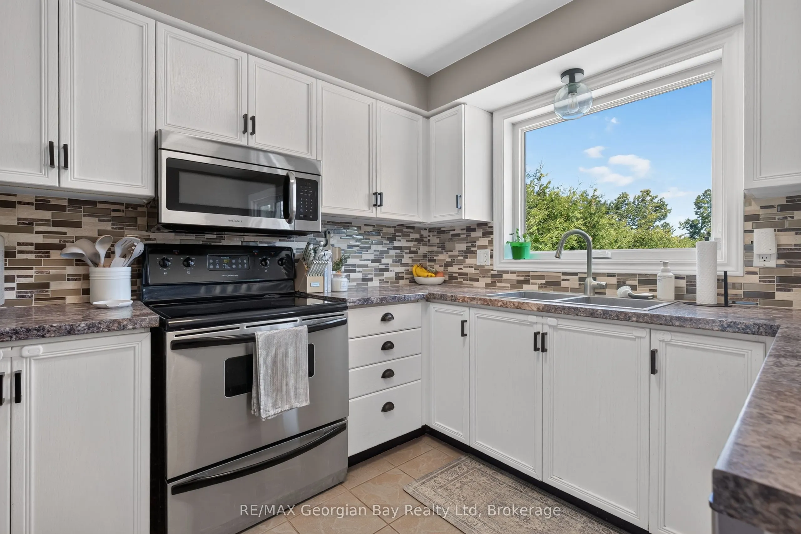 1005 Dina Crescent