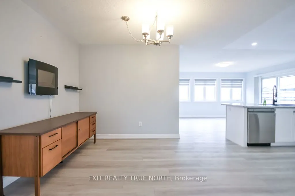 8 Sinclair Crescent