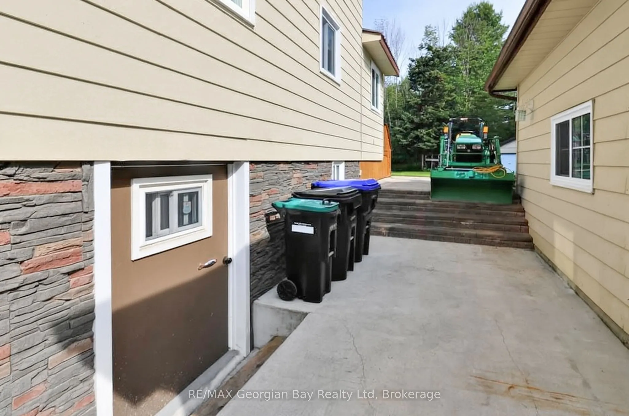 4 Moore Avenue