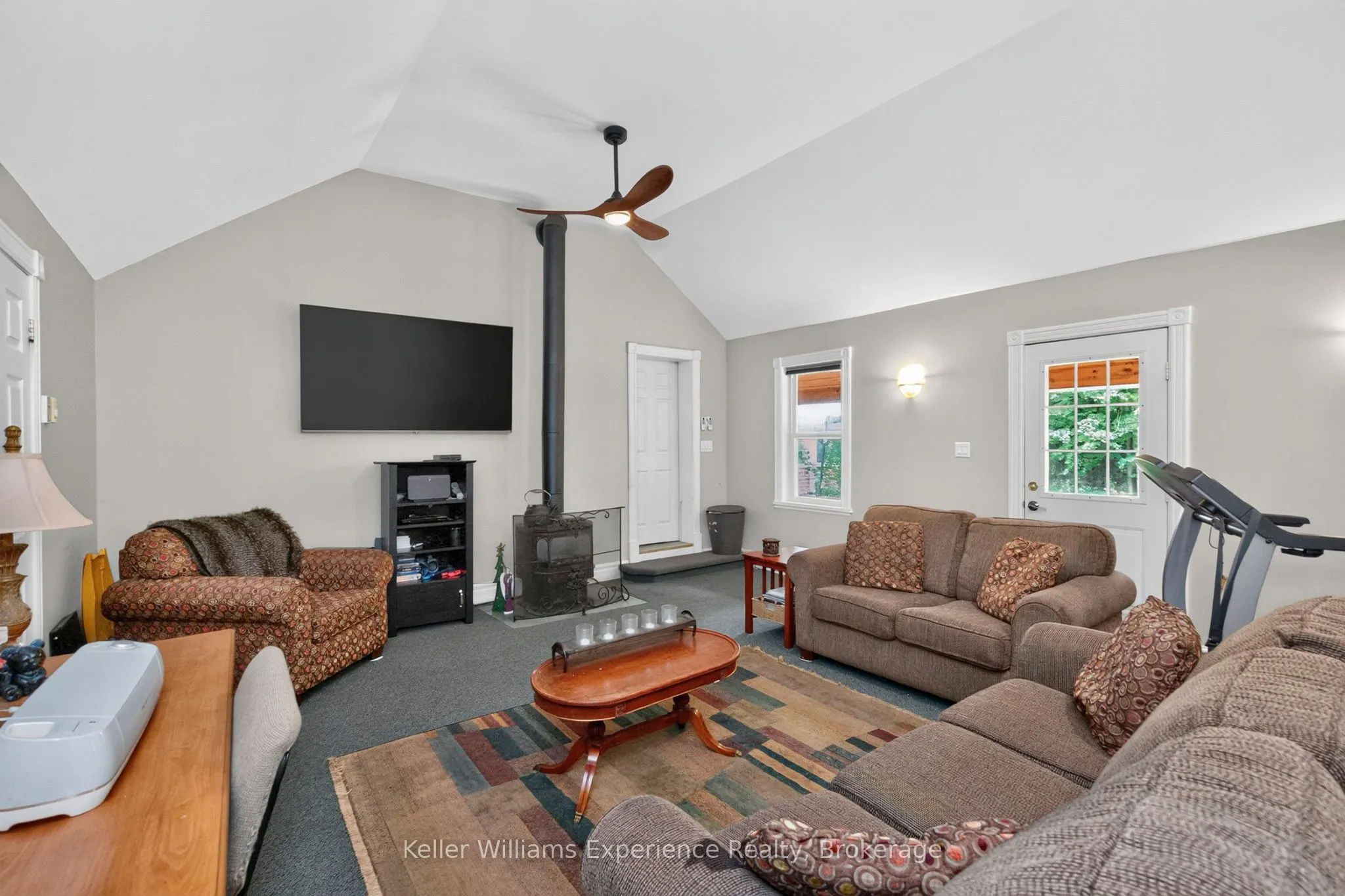 3744 Flos 4 Road W