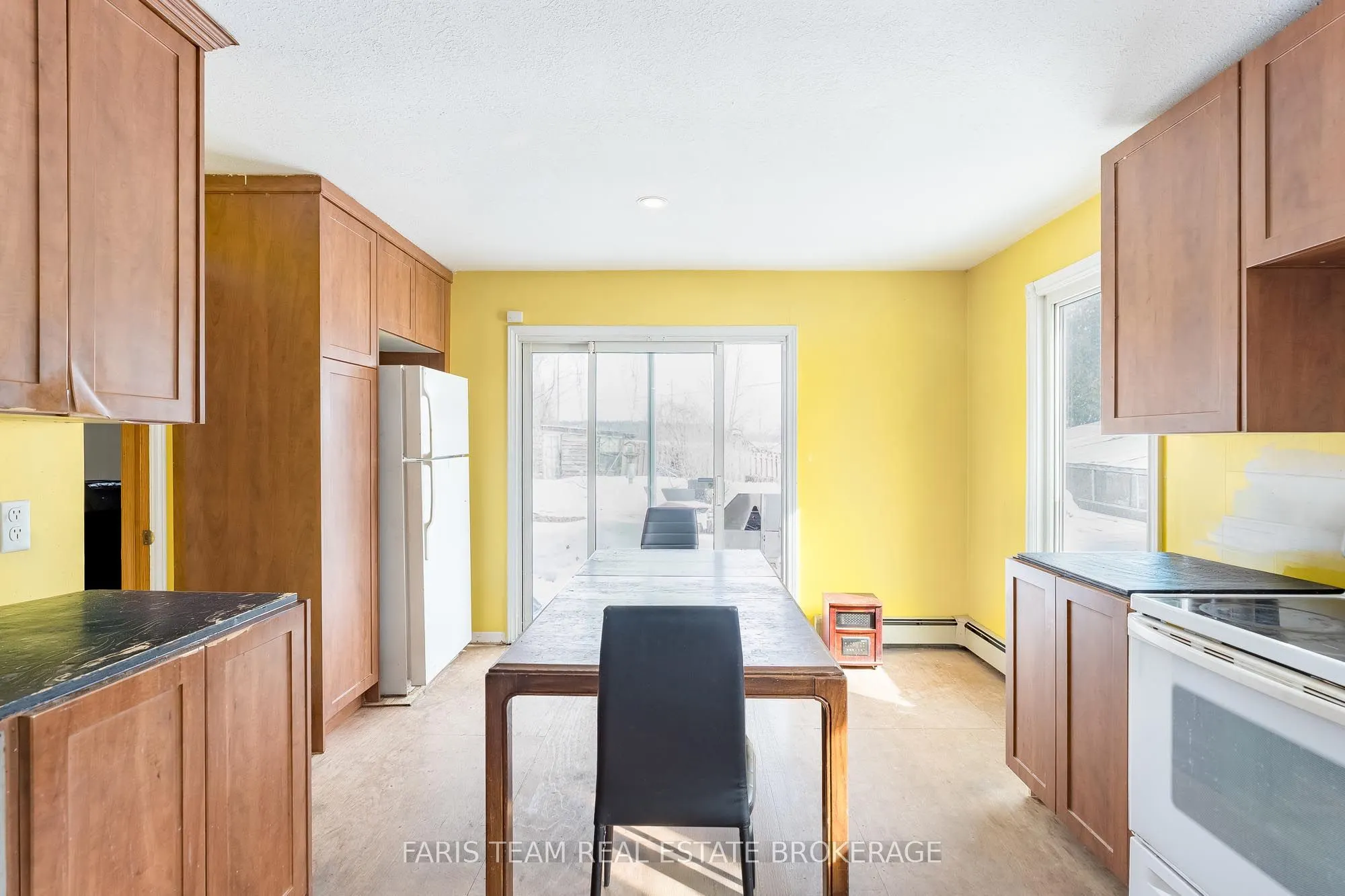 1008 Rainbow Valley Road W