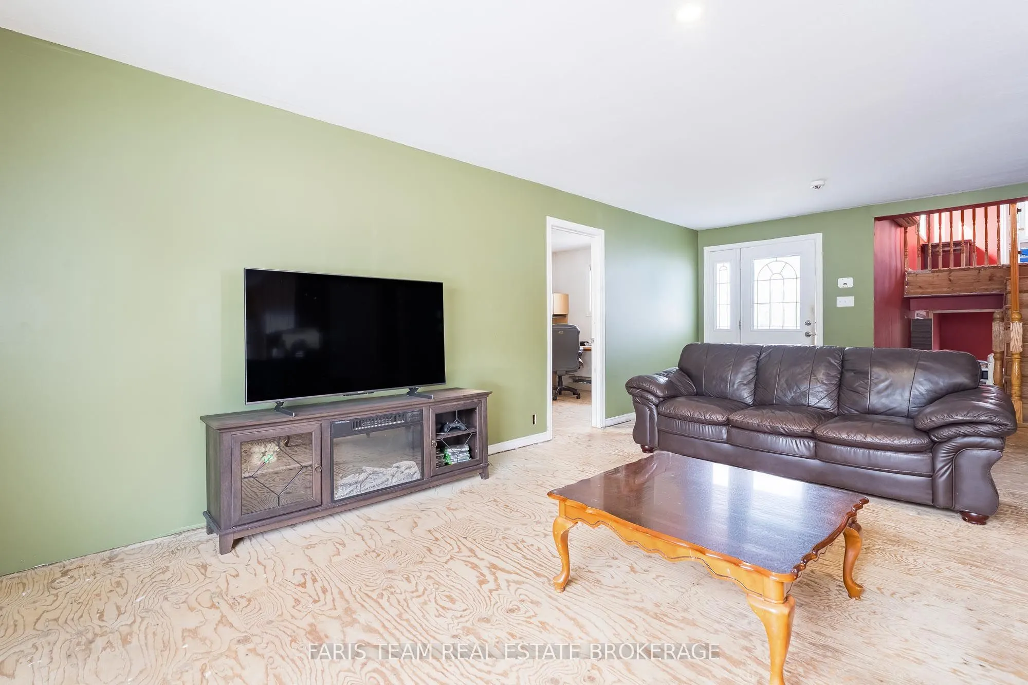 1008 Rainbow Valley Road W