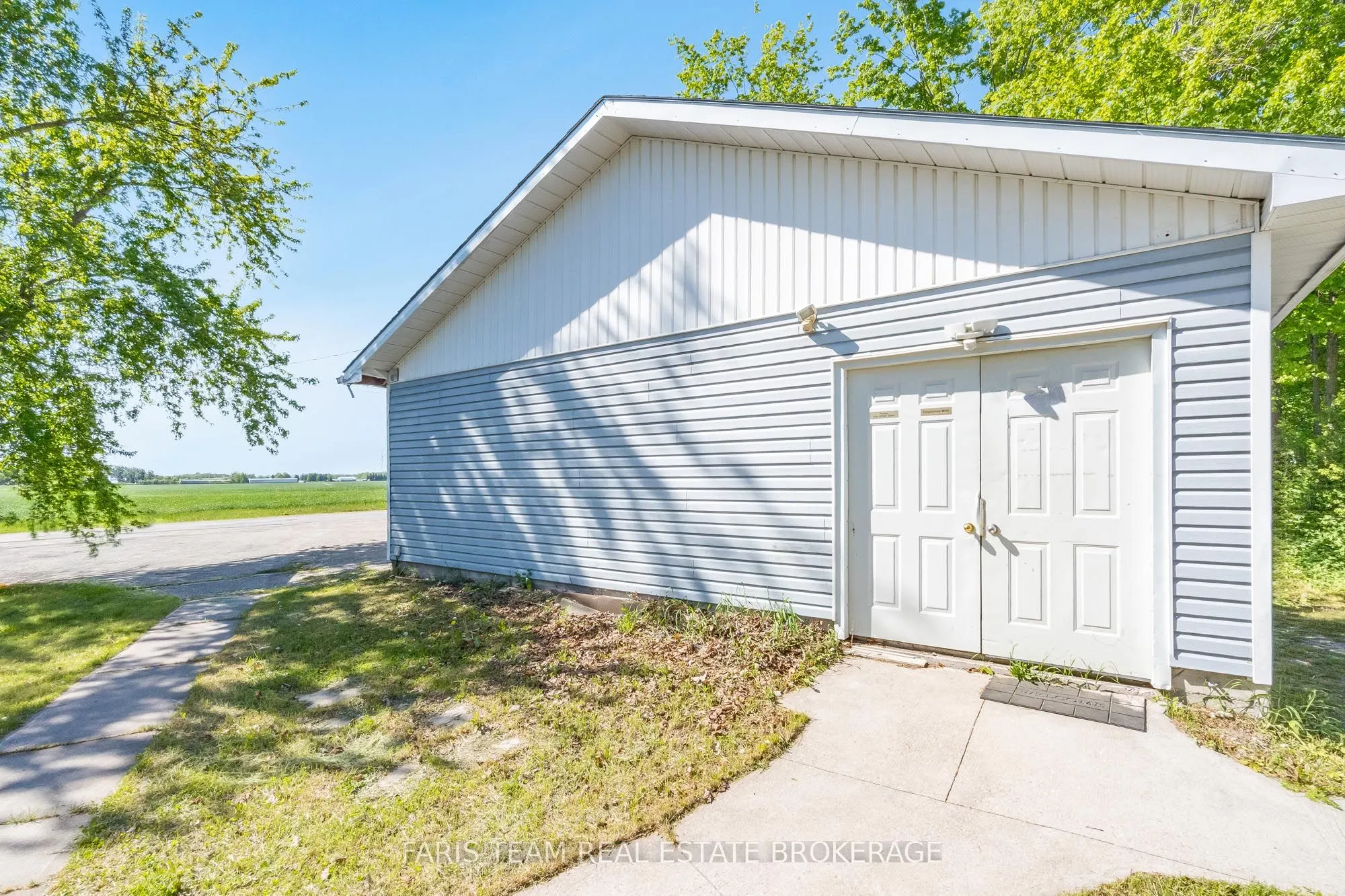 1008 Rainbow Valley Road W