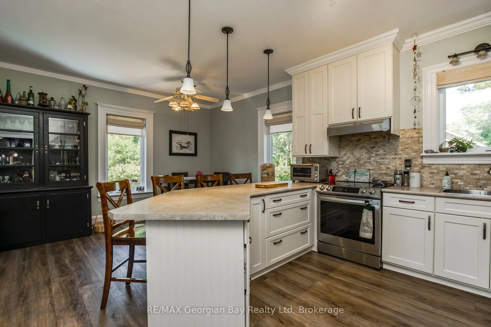 305 Lindsay Street E