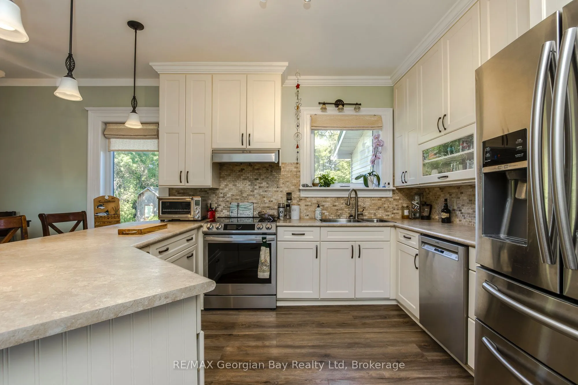 305 Lindsay Street E