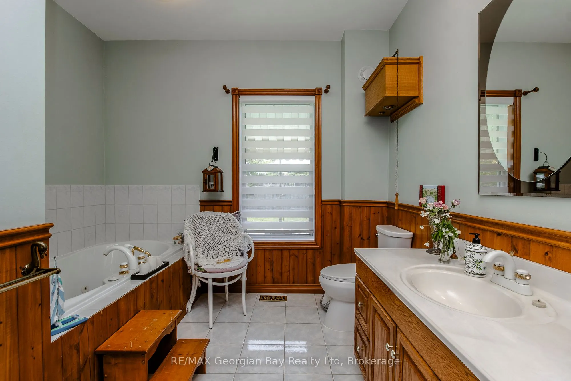 305 Lindsay Street E