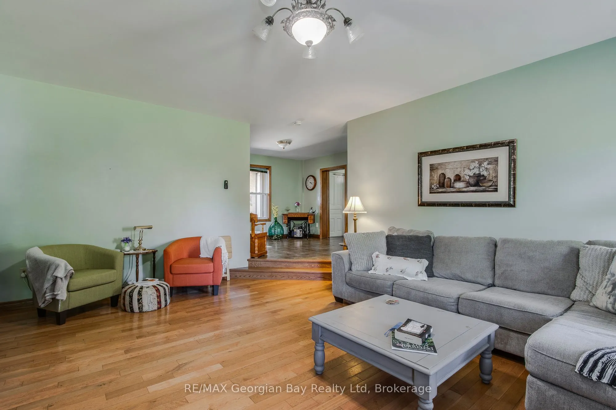 305 Lindsay Street E