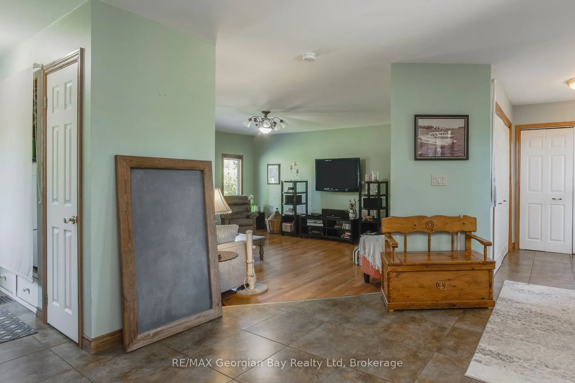 305 Lindsay Street E