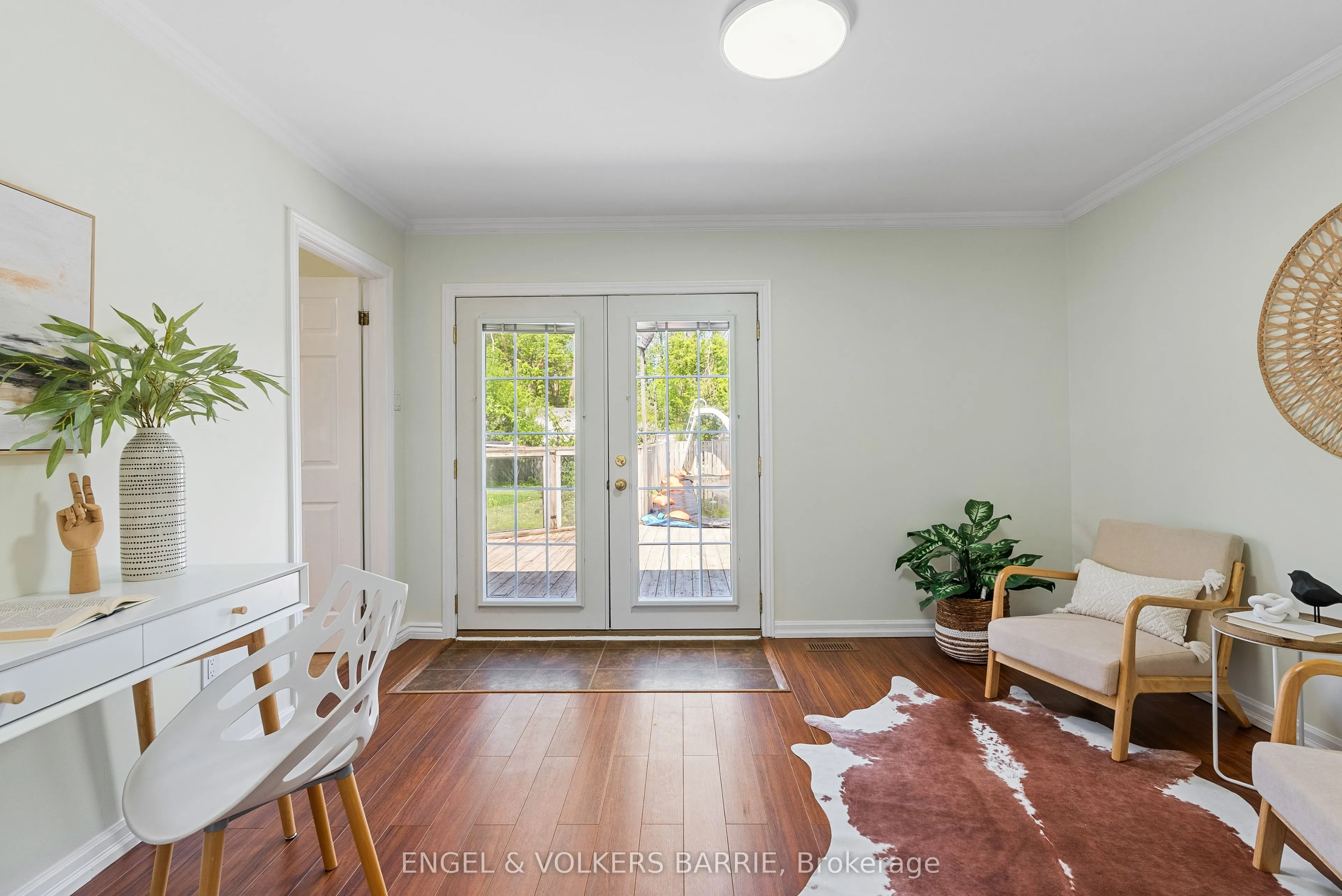 8 GEORGE Street N
