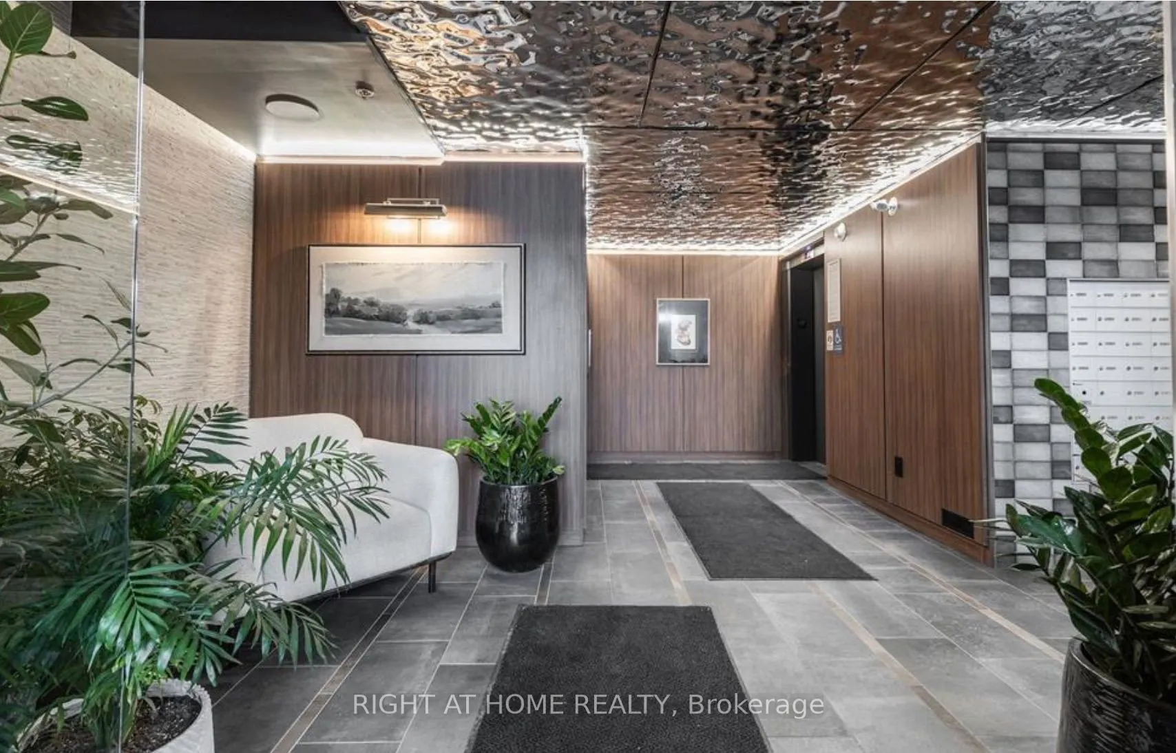 15 Kneeshaw Drive #102