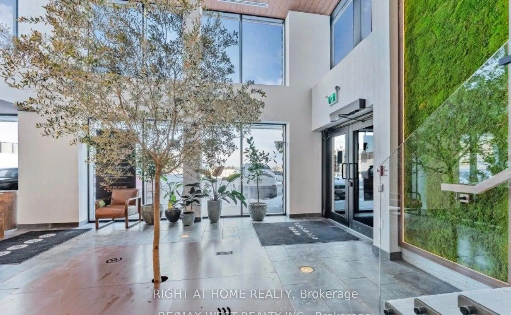 15 Kneeshaw Drive #102