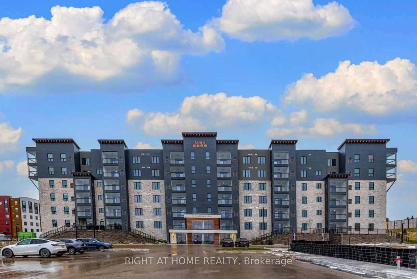 15 Kneeshaw Drive #102