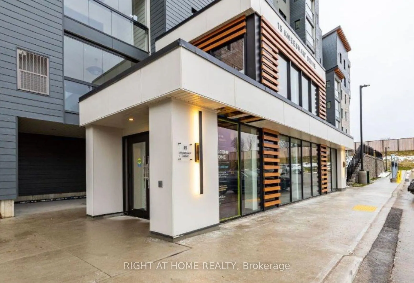 15 Kneeshaw Drive #102