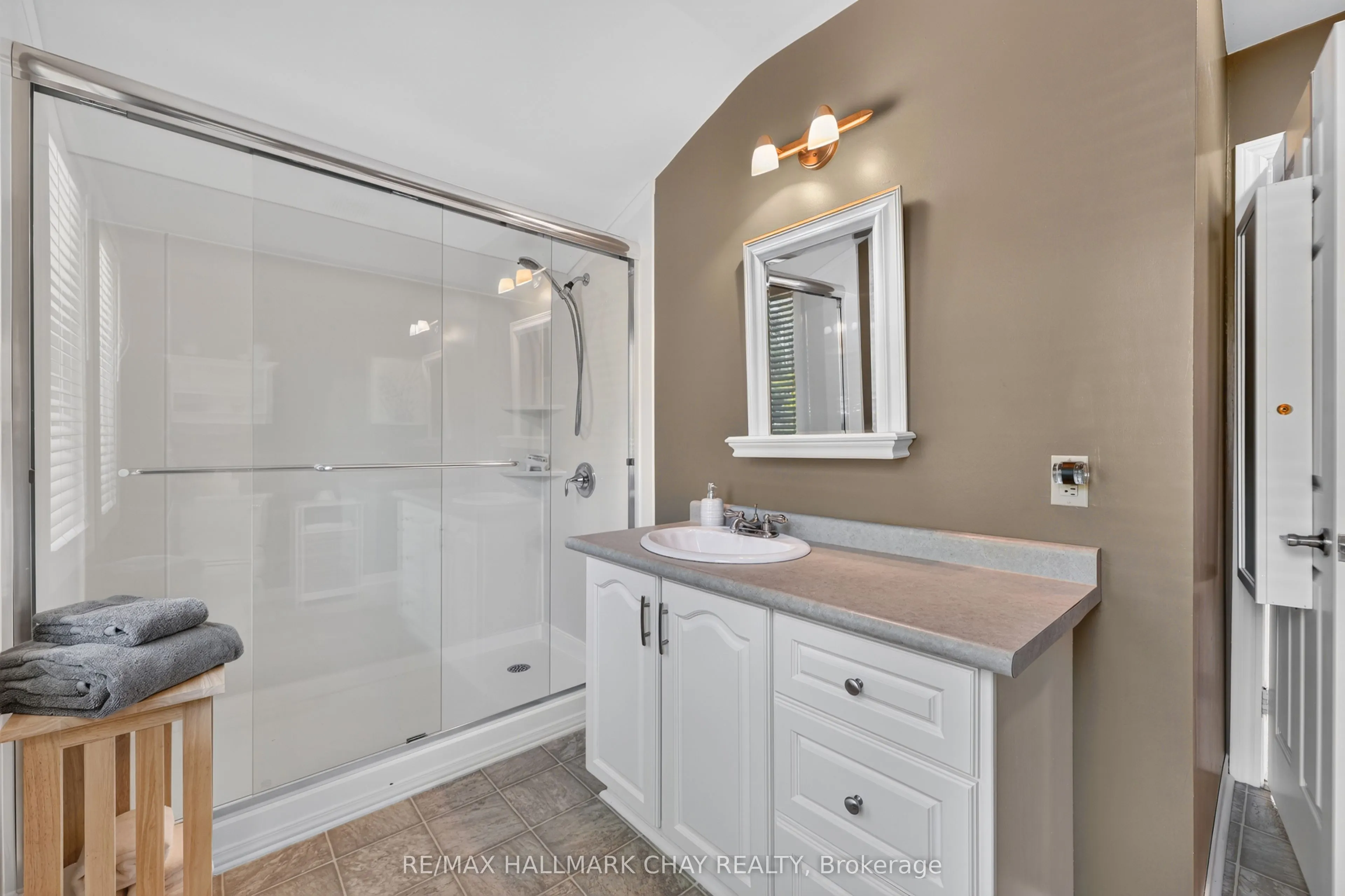 2289 Lakeshore Road E