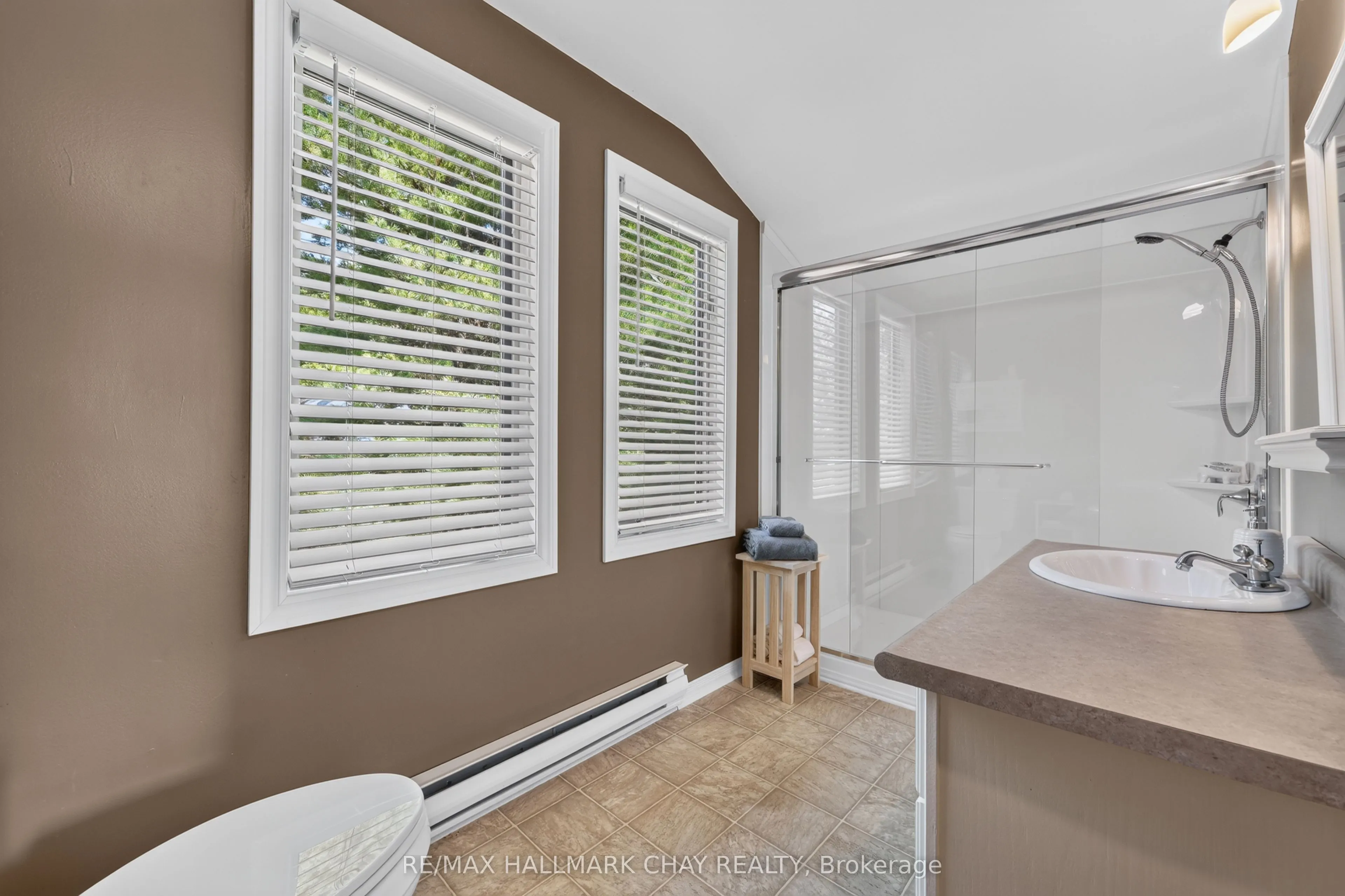 2289 Lakeshore Road E