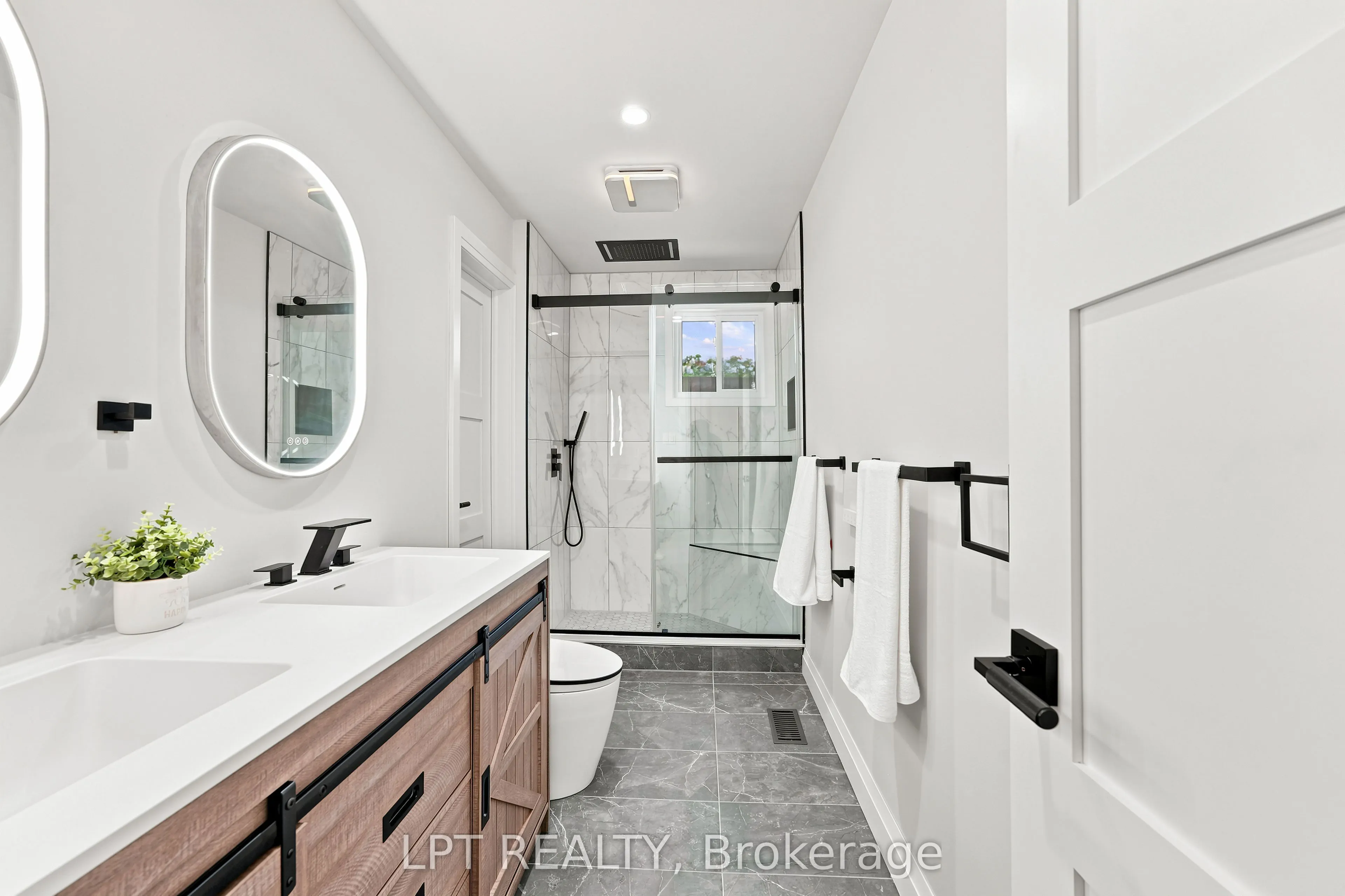 2628 Westshore Crescent