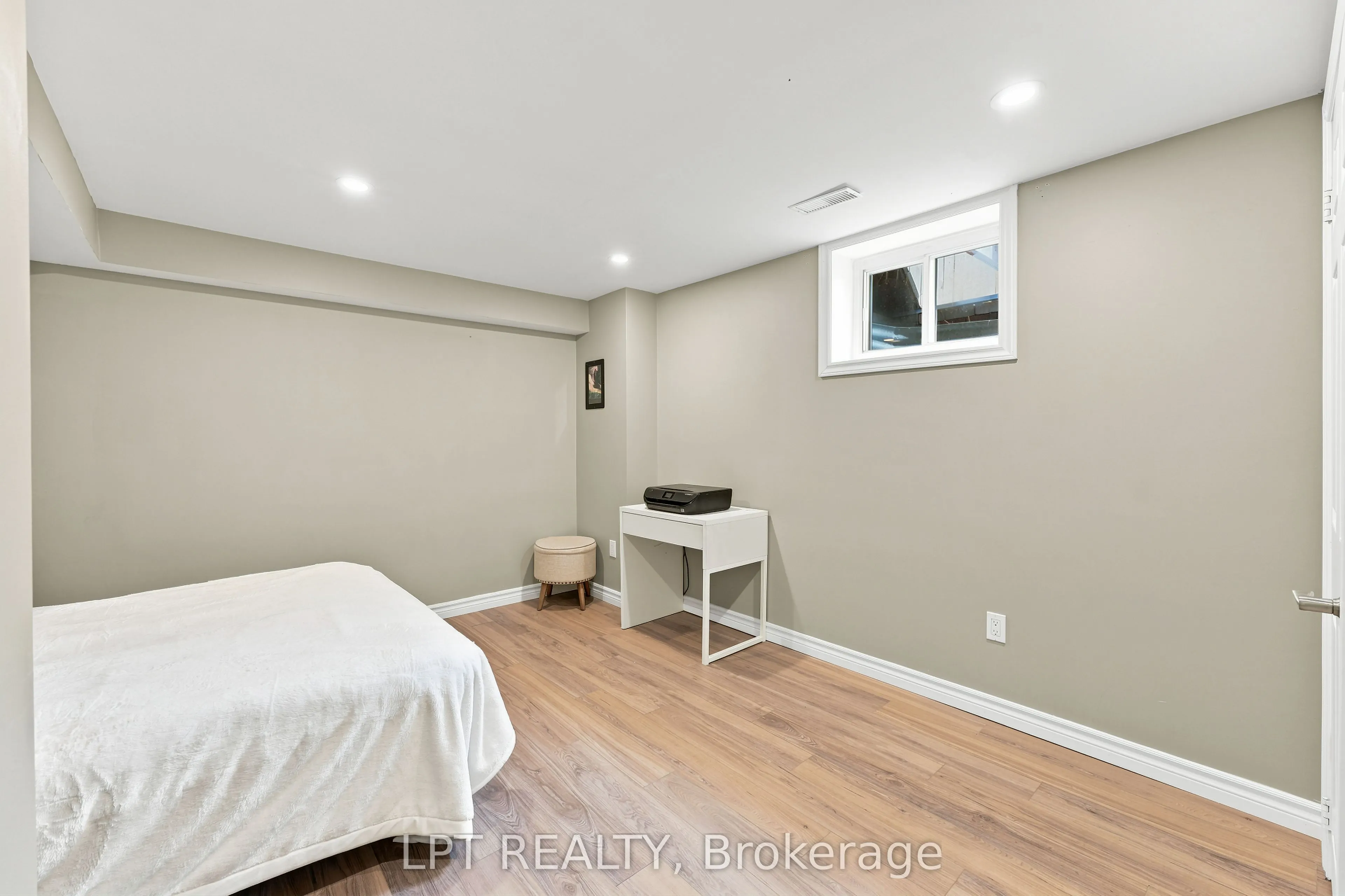 2628 Westshore Crescent