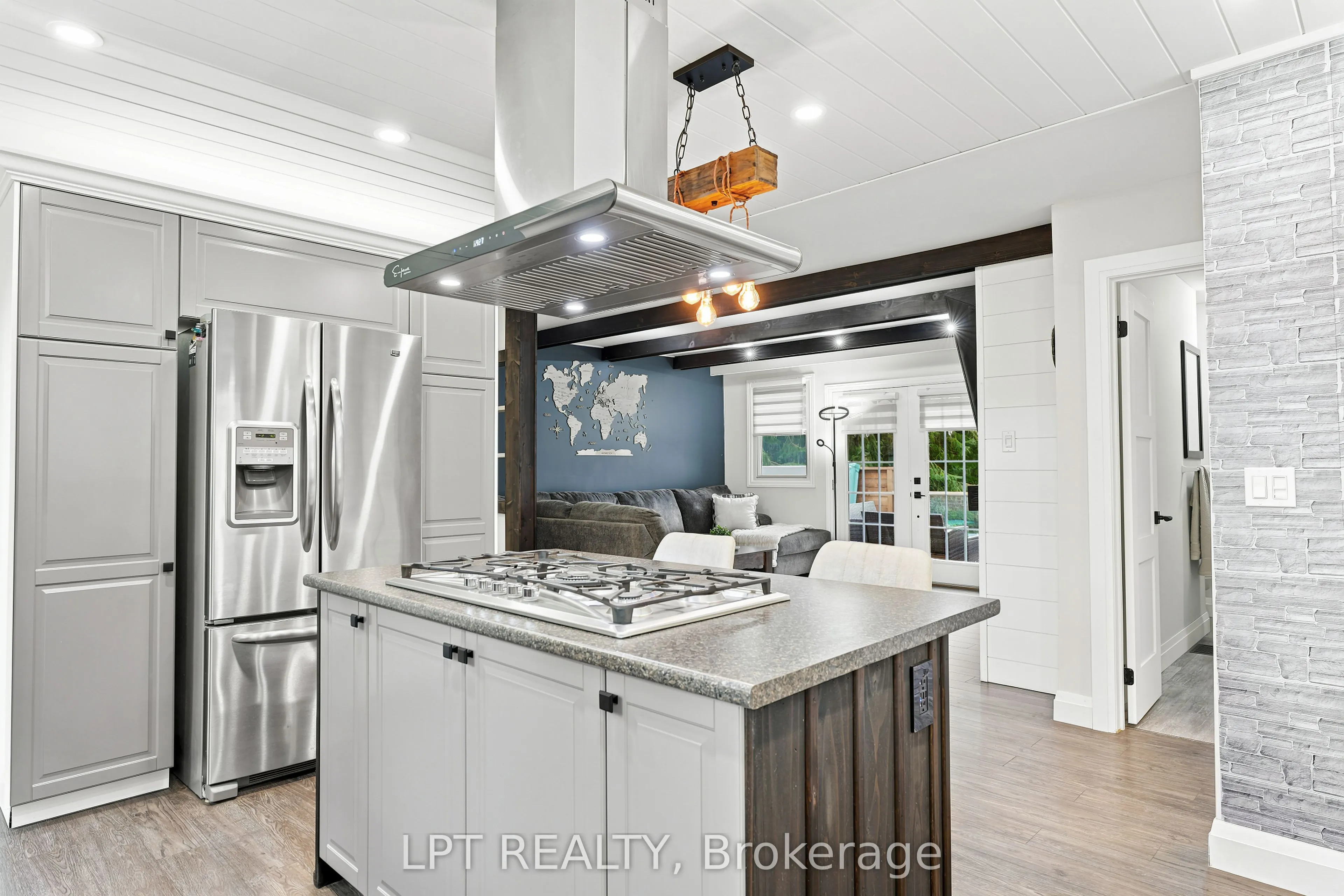 2628 Westshore Crescent