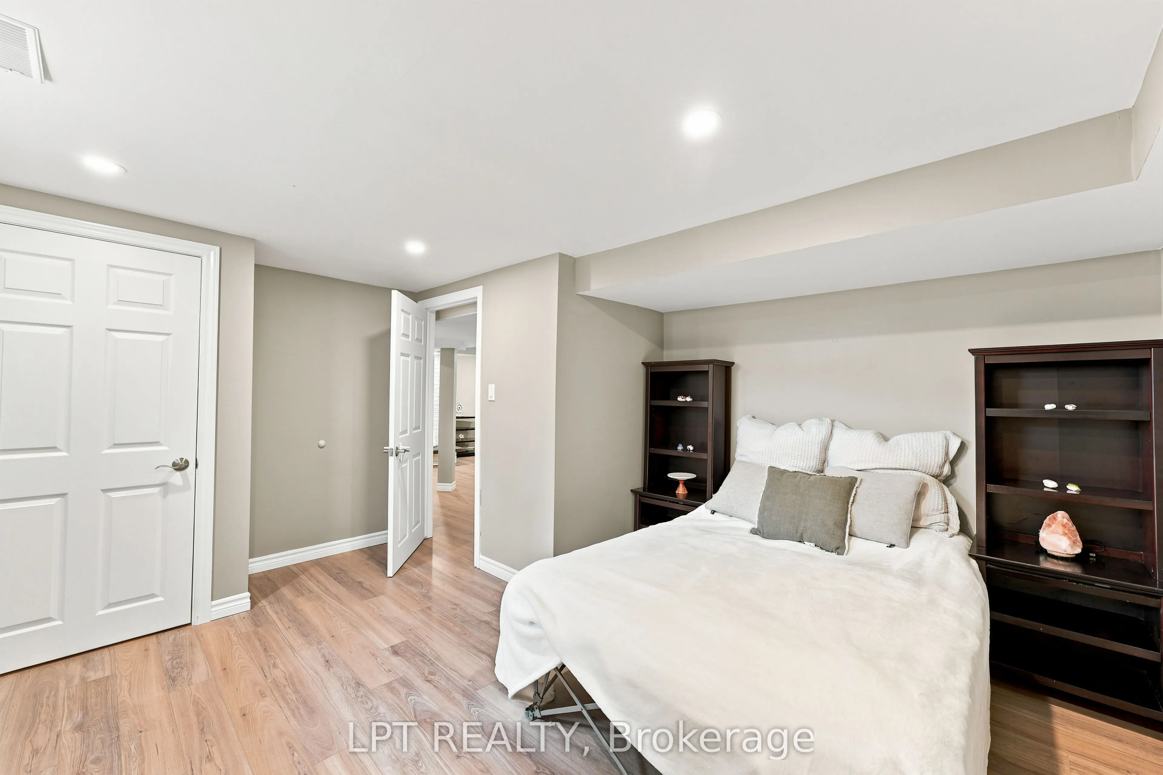 2628 Westshore Crescent