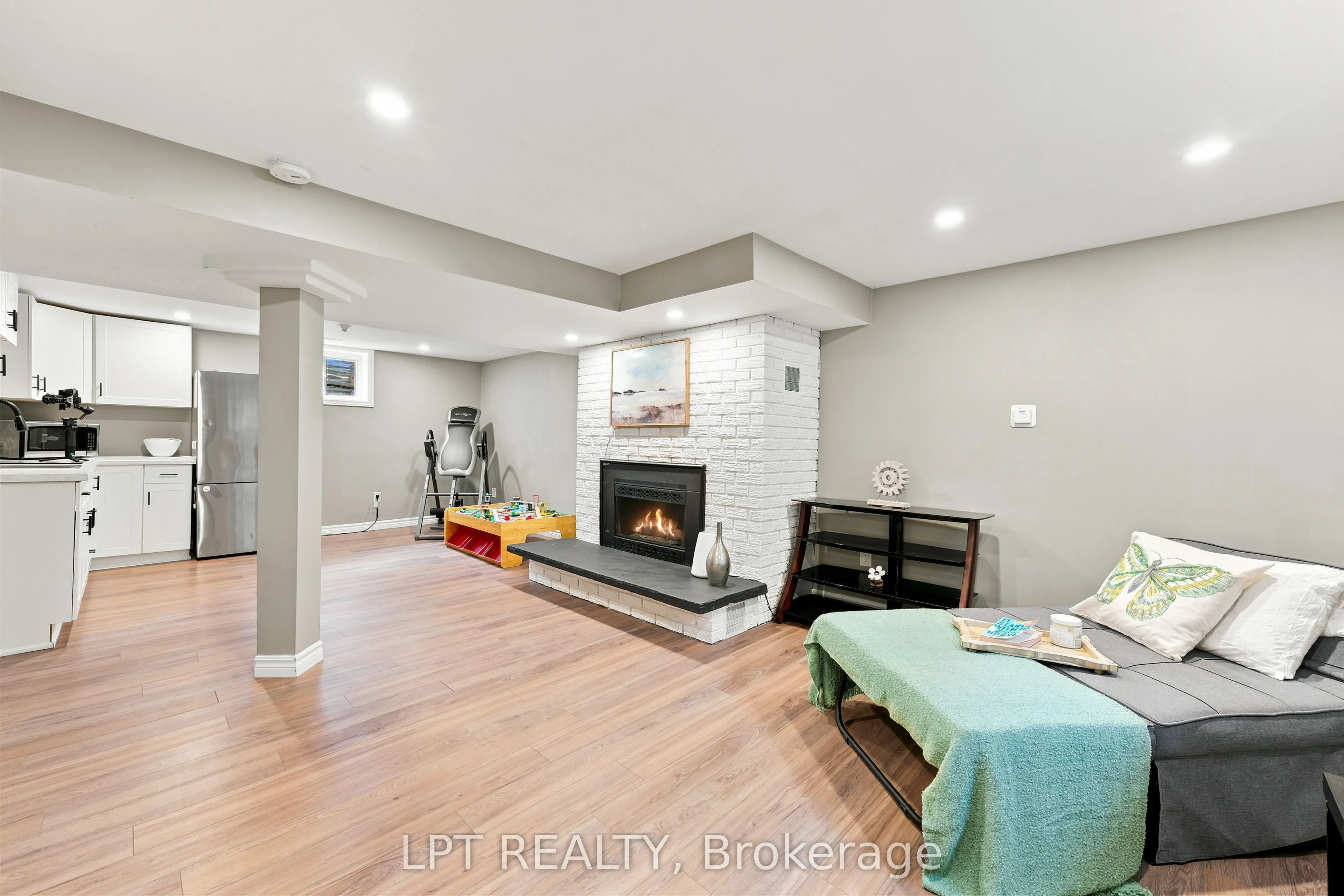 2628 Westshore Crescent