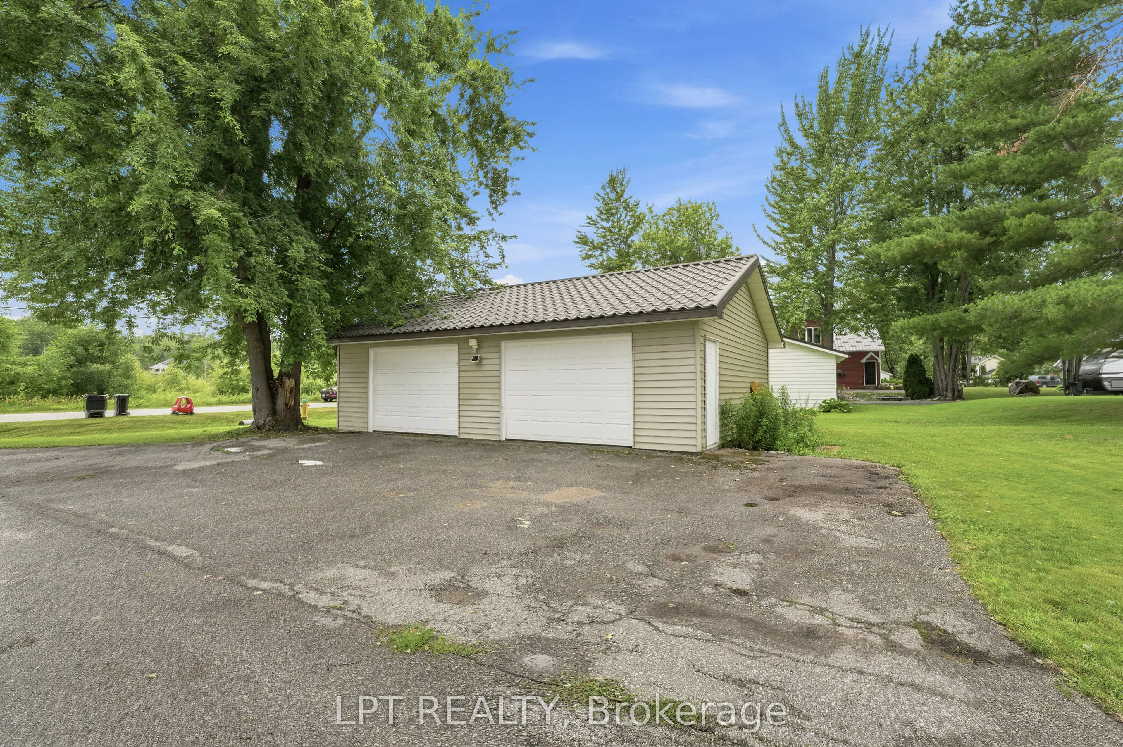 2628 Westshore Crescent