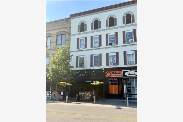 82 Dunlop Street E